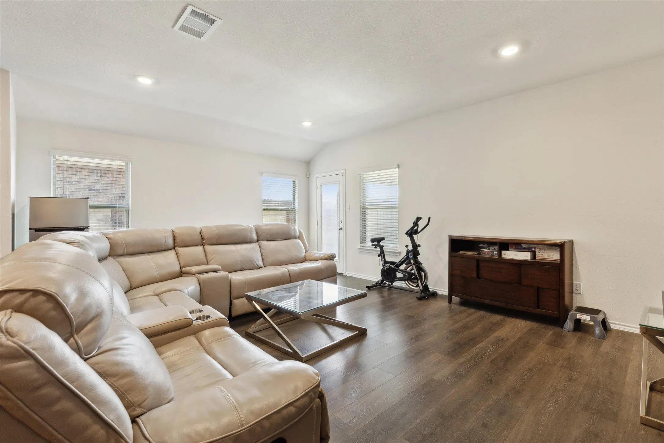 Single Family Residence For Sale in Hunt County , 2134 Berrywood Drive, Royse City, Texas 75189, 4 Bedroom, 3 Bathroom, 2 Garage spaces, 2,097 Sqft, built in 2022, mls#21267868, Real Estate Agent in Royse City, Homes For Sale in Hunt county, Homes For Sale in Royse City, Realtor in Royse City Texas, Real Estate Brokerage Independent Realty Texas, Luminita Cordes Realtor