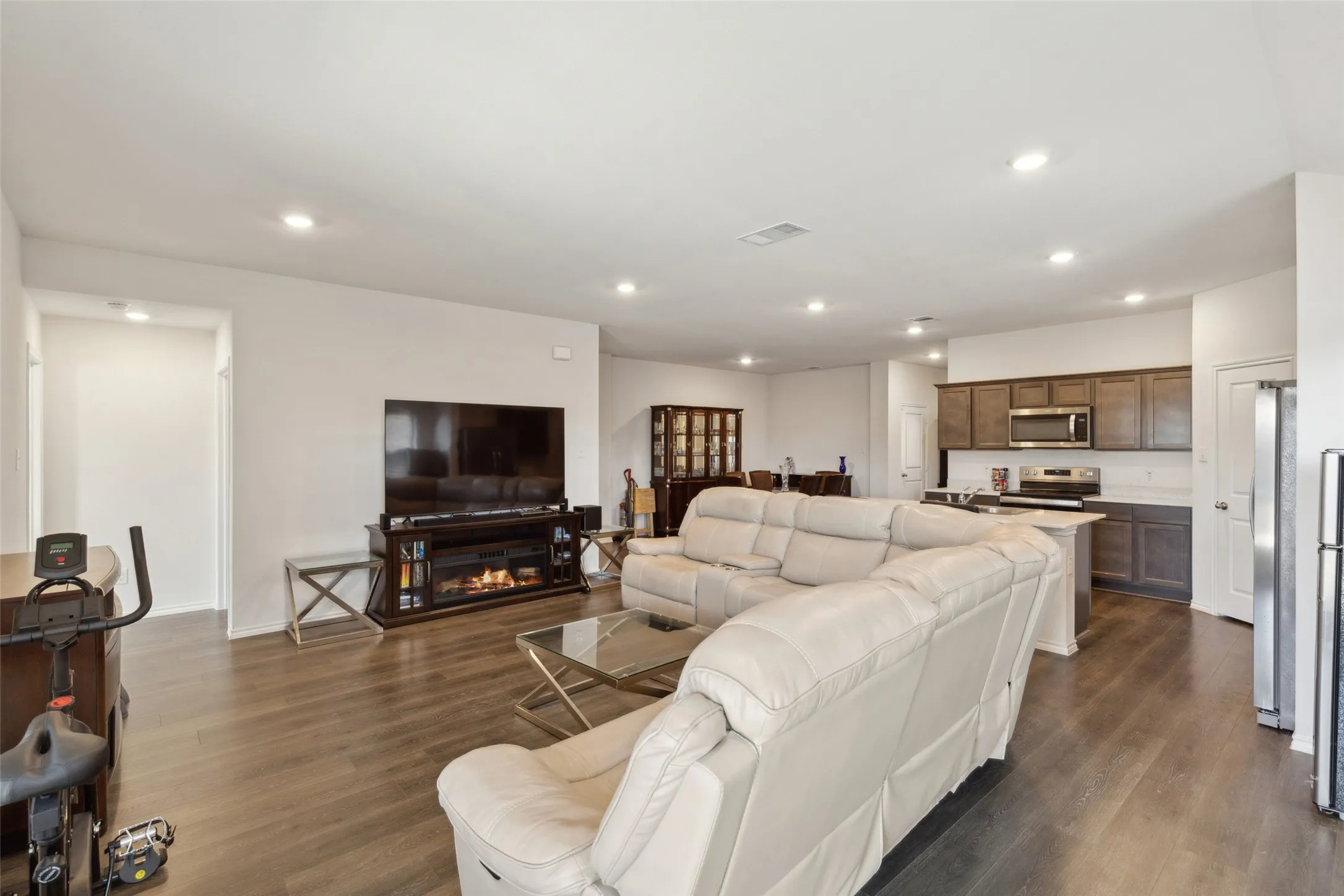 Single Family Residence For Sale in Hunt County , 2134 Berrywood Drive, Royse City, Texas 75189, 4 Bedroom, 3 Bathroom, 2 Garage spaces, 2,097 Sqft, built in 2022, mls#21267868, Real Estate Agent in Royse City, Homes For Sale in Hunt county, Homes For Sale in Royse City, Realtor in Royse City Texas, Real Estate Brokerage Independent Realty Texas, Luminita Cordes Realtor