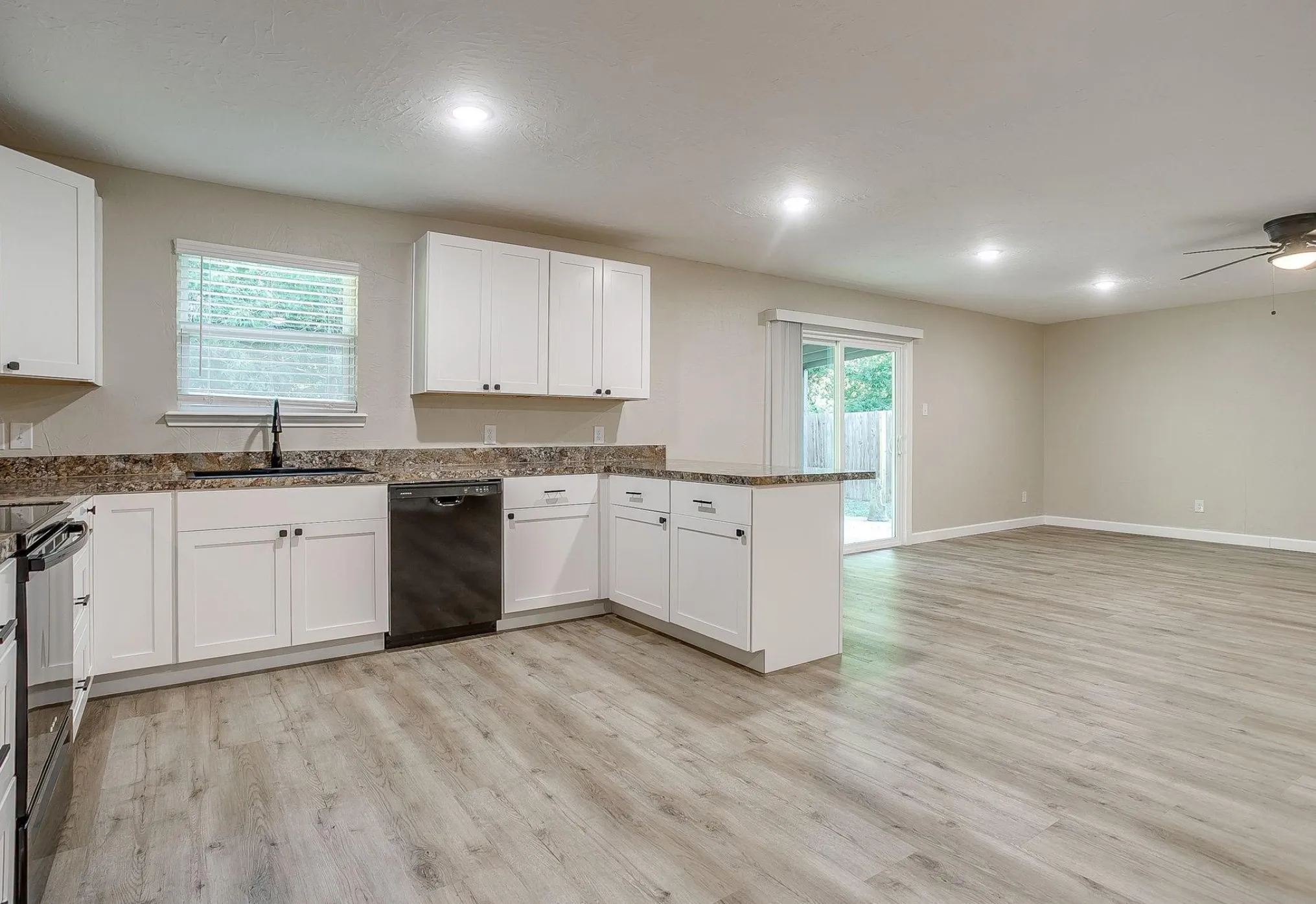 Single Family Residence For Sale in Tarrant County , 7412 Ewing Avenue, Fort Worth, Texas 76116, 3 Bedroom, 2 Bathroom, 1 Garage spaces, 1,413 Sqft, built in 1948, mls#21272596, Real Estate Agent in Fort Worth, Homes For Sale in Tarrant county, Homes For Sale in Fort Worth, Realtor in Fort Worth Texas, Real Estate Brokerage Independent Realty Texas, Luminita Cordes Realtor