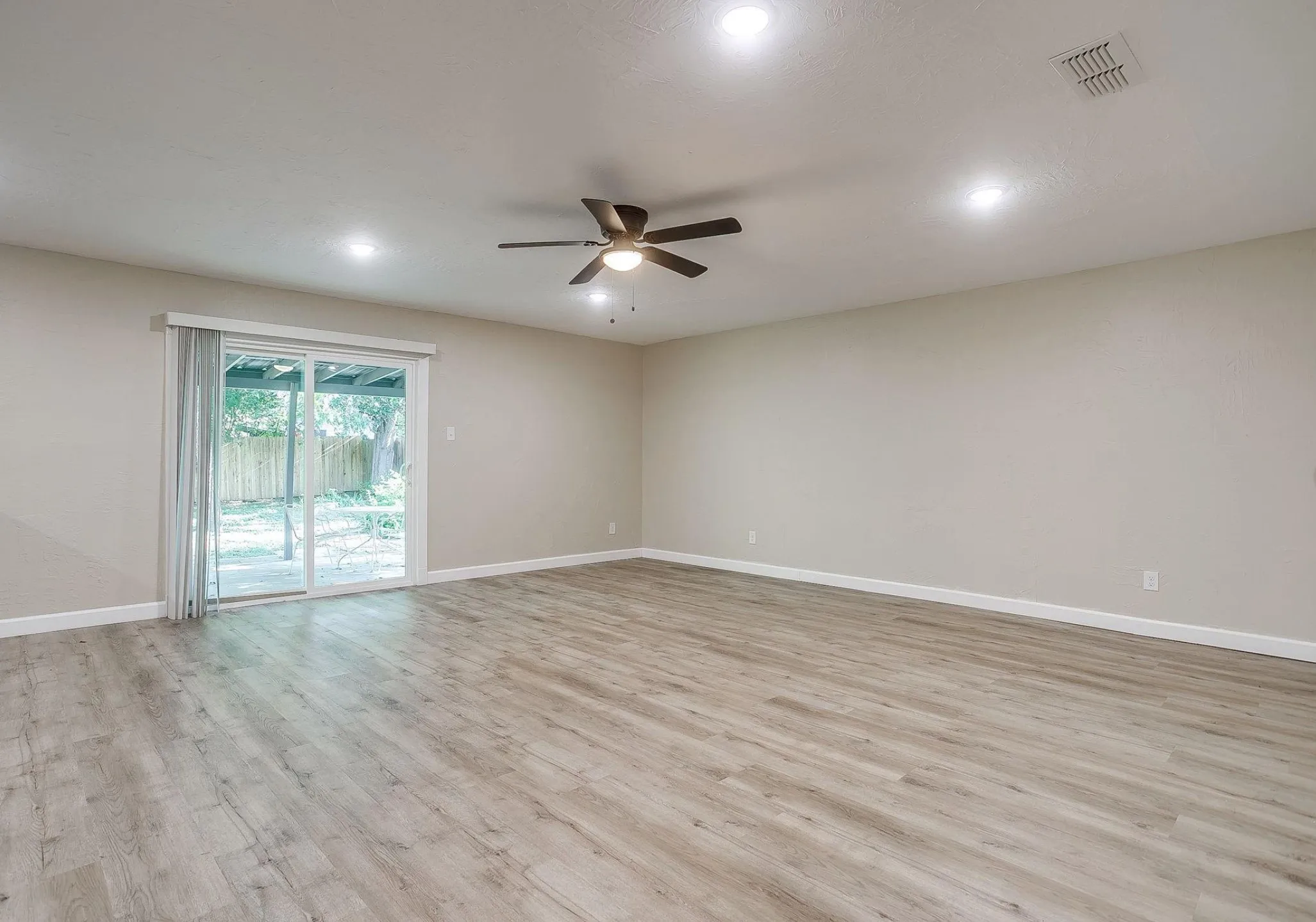 Single Family Residence For Sale in Tarrant County , 7412 Ewing Avenue, Fort Worth, Texas 76116, 3 Bedroom, 2 Bathroom, 1 Garage spaces, 1,413 Sqft, built in 1948, mls#21272596, Real Estate Agent in Fort Worth, Homes For Sale in Tarrant county, Homes For Sale in Fort Worth, Realtor in Fort Worth Texas, Real Estate Brokerage Independent Realty Texas, Luminita Cordes Realtor
