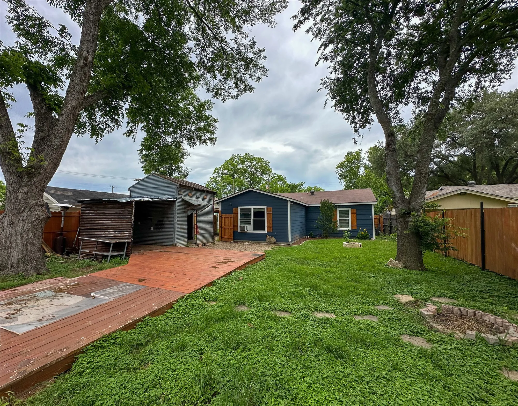 Single Family Residence For Sale in Johnson County , 606 Lilly Street, Cleburne, Texas 76033, 3 Bedroom, 2 Bathroom, Garage spaces, 1,400 Sqft, built in 1959, mls#21272574, Real Estate Agent in Cleburne, Homes For Sale in Johnson county, Homes For Sale in Cleburne, Realtor in Cleburne Texas, Real Estate Brokerage Independent Realty Texas, Luminita Cordes Realtor