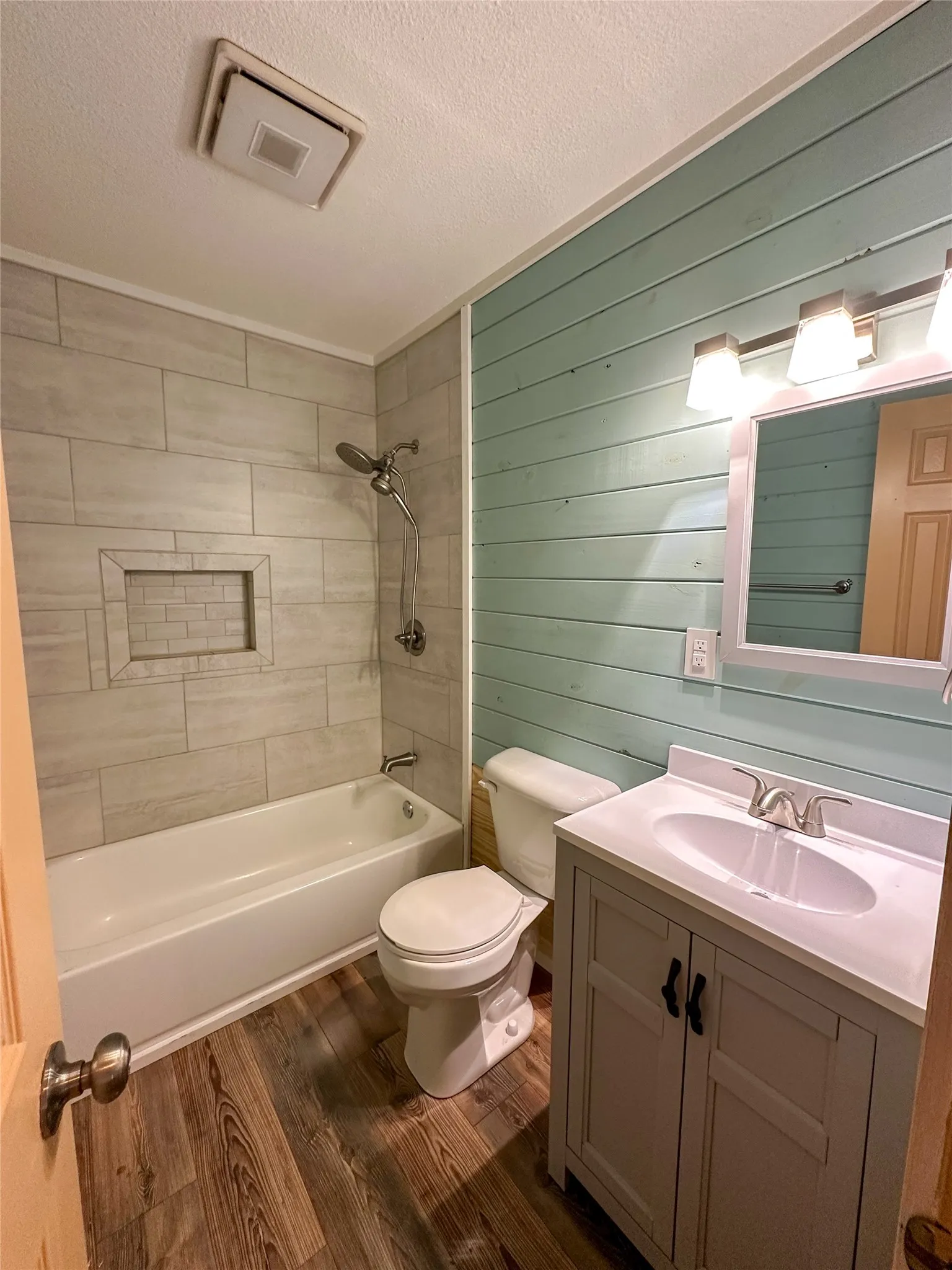 Single Family Residence For Sale in Johnson County , 606 Lilly Street, Cleburne, Texas 76033, 3 Bedroom, 2 Bathroom, Garage spaces, 1,400 Sqft, built in 1959, mls#21272574, Real Estate Agent in Cleburne, Homes For Sale in Johnson county, Homes For Sale in Cleburne, Realtor in Cleburne Texas, Real Estate Brokerage Independent Realty Texas, Luminita Cordes Realtor
