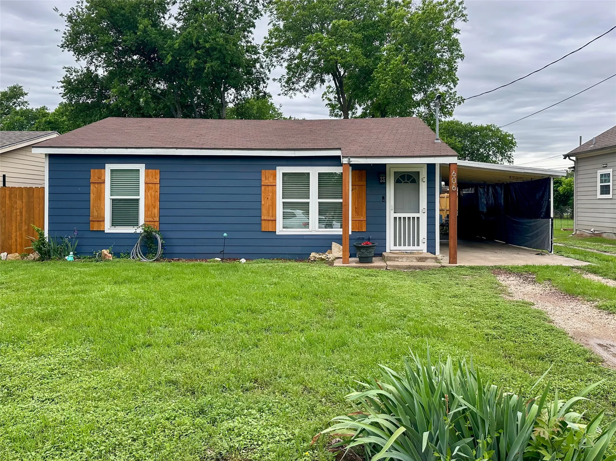 Single Family Residence For Sale in Johnson County , 606 Lilly Street, Cleburne, Texas 76033, 3 Bedroom, 2 Bathroom, Garage spaces, 1,400 Sqft, built in 1959, mls#21272574, Real Estate Agent in Cleburne, Homes For Sale in Johnson county, Homes For Sale in Cleburne, Realtor in Cleburne Texas, Real Estate Brokerage Independent Realty Texas, Luminita Cordes Realtor