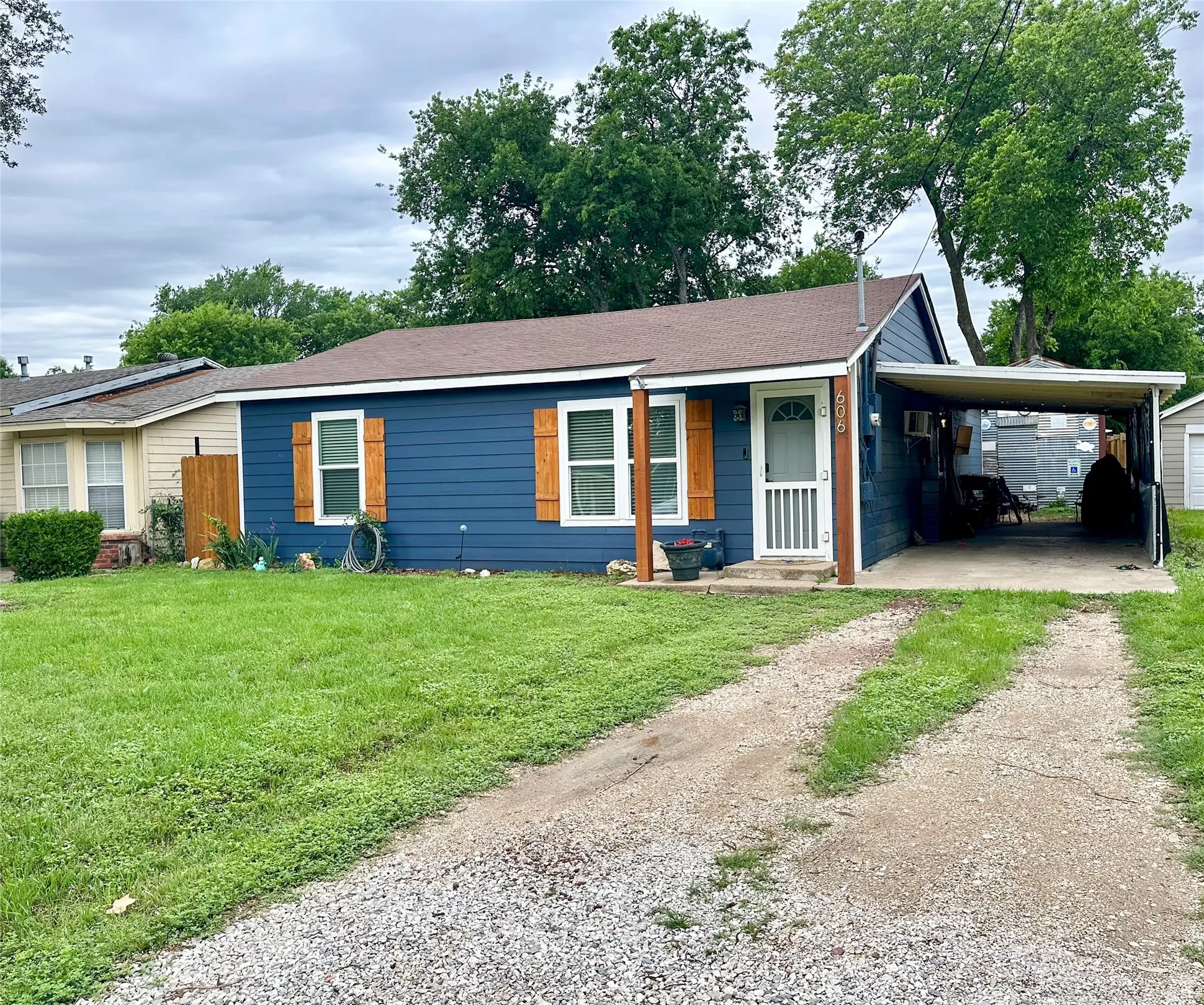 Single Family Residence For Sale in Johnson County , 606 Lilly Street, Cleburne, Texas 76033, 3 Bedroom, 2 Bathroom, Garage spaces, 1,400 Sqft, built in 1959, mls#21272574, Real Estate Agent in Cleburne, Homes For Sale in Johnson county, Homes For Sale in Cleburne, Realtor in Cleburne Texas, Real Estate Brokerage Independent Realty Texas, Luminita Cordes Realtor