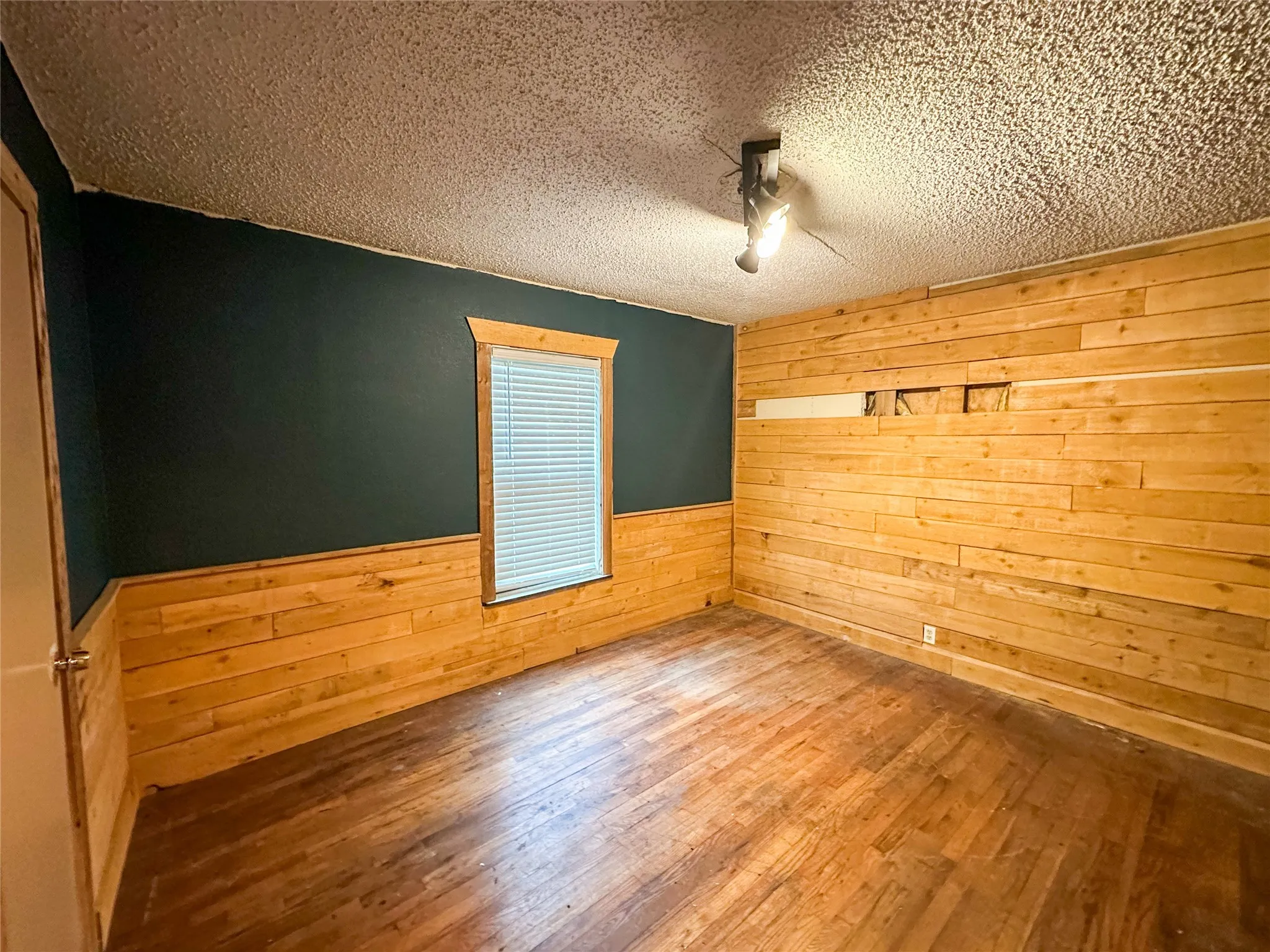 Single Family Residence For Sale in Johnson County , 606 Lilly Street, Cleburne, Texas 76033, 3 Bedroom, 2 Bathroom, Garage spaces, 1,400 Sqft, built in 1959, mls#21272574, Real Estate Agent in Cleburne, Homes For Sale in Johnson county, Homes For Sale in Cleburne, Realtor in Cleburne Texas, Real Estate Brokerage Independent Realty Texas, Luminita Cordes Realtor