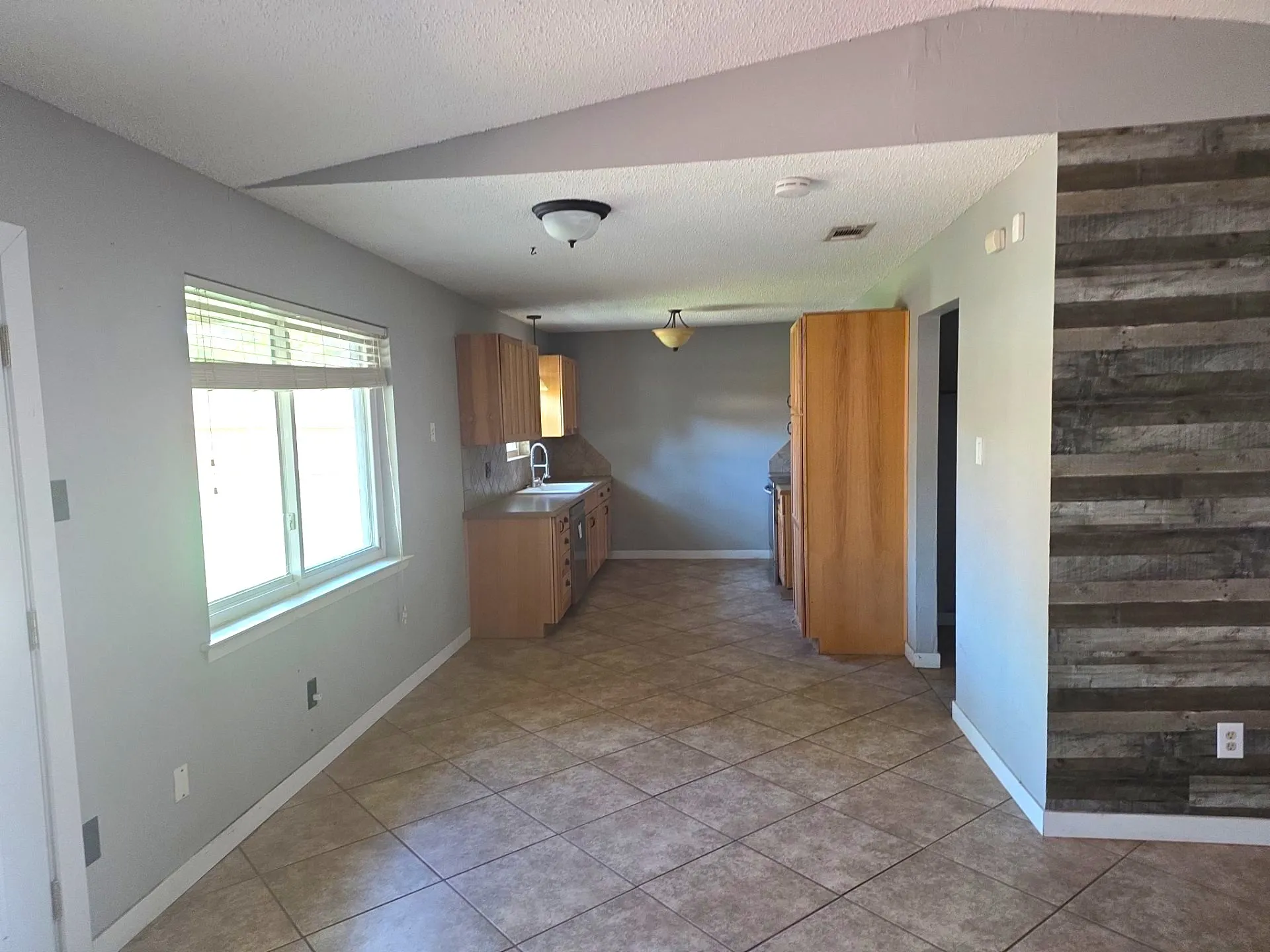 Single Family Residence For Sale in Palo Pinto County , 1900 26th Avenue, Mineral Wells, Texas 76067, 3 Bedroom, 2 Bathroom, 2 Garage spaces, 1,244 Sqft, built in 1971, Price $164,000, mls#21271399, Real Estate Agent in Mineral Wells, Homes For Sale in Palo Pinto county, Homes For Sale in Mineral Wells, Realtor in Mineral Wells Texas, Real Estate Brokerage Independent Realty Texas, Luminita Cordes Realtor