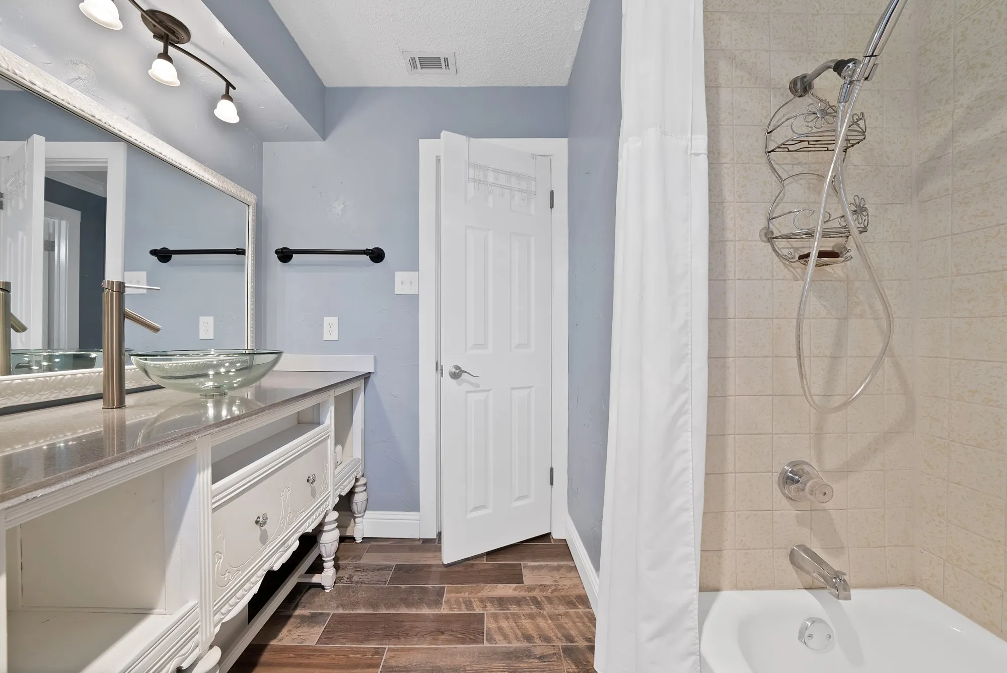 Single Family Residence For Sale in Dallas County , 4605 Bayberry Lane, Garland, Texas 75043, 3 Bedrooms, 2 Bathrooms, 2 Garage spaces, 1,633 Sqft, built in 1977, Price $308,000, mls#21272575, Real Estate Agent in Garland, Homes For Sale in Dallas county, Homes For Sale in Garland, Realtor in Garland Texas, Real Estate Brokerage Independent Realty Texas, Luminita Cordes Realtor