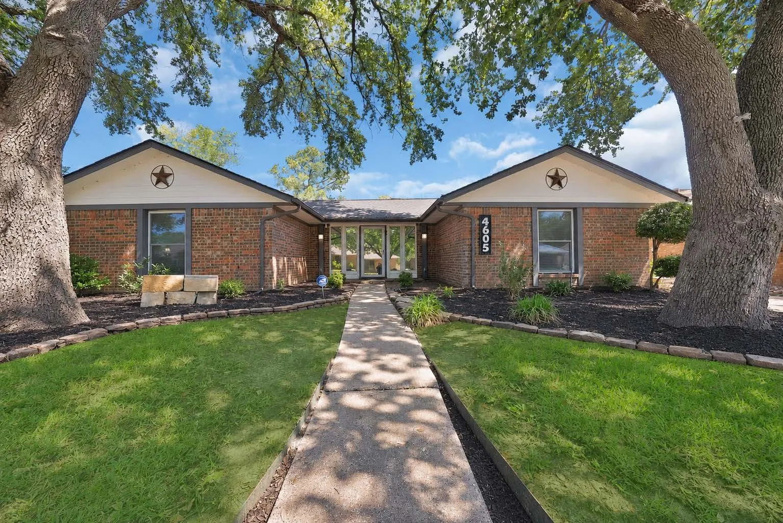 Single Family Residence For Sale in Dallas County , 4605 Bayberry Lane, Garland, Texas 75043, 3 Bedrooms, 2 Bathrooms, 2 Garage spaces, 1,633 Sqft, built in 1977, Price $308,000, mls#21272575, Real Estate Agent in Garland, Homes For Sale in Dallas county, Homes For Sale in Garland, Realtor in Garland Texas, Real Estate Brokerage Independent Realty Texas, Luminita Cordes Realtor