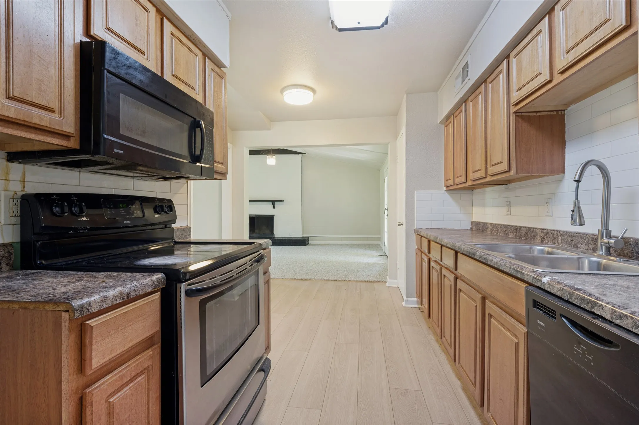 Single Family Residence For Sale in Dallas County , 3221 Ridgeview Circle, Irving, Texas 75062, 3 Bedroom, 2 Bathroom, Garage spaces, 1,908 Sqft, built in 1961, mls#21272635, Real Estate Agent in Irving, Homes For Sale in Dallas county, Homes For Sale in Irving, Realtor in Irving Texas, Real Estate Brokerage Independent Realty Texas, Luminita Cordes Realtor