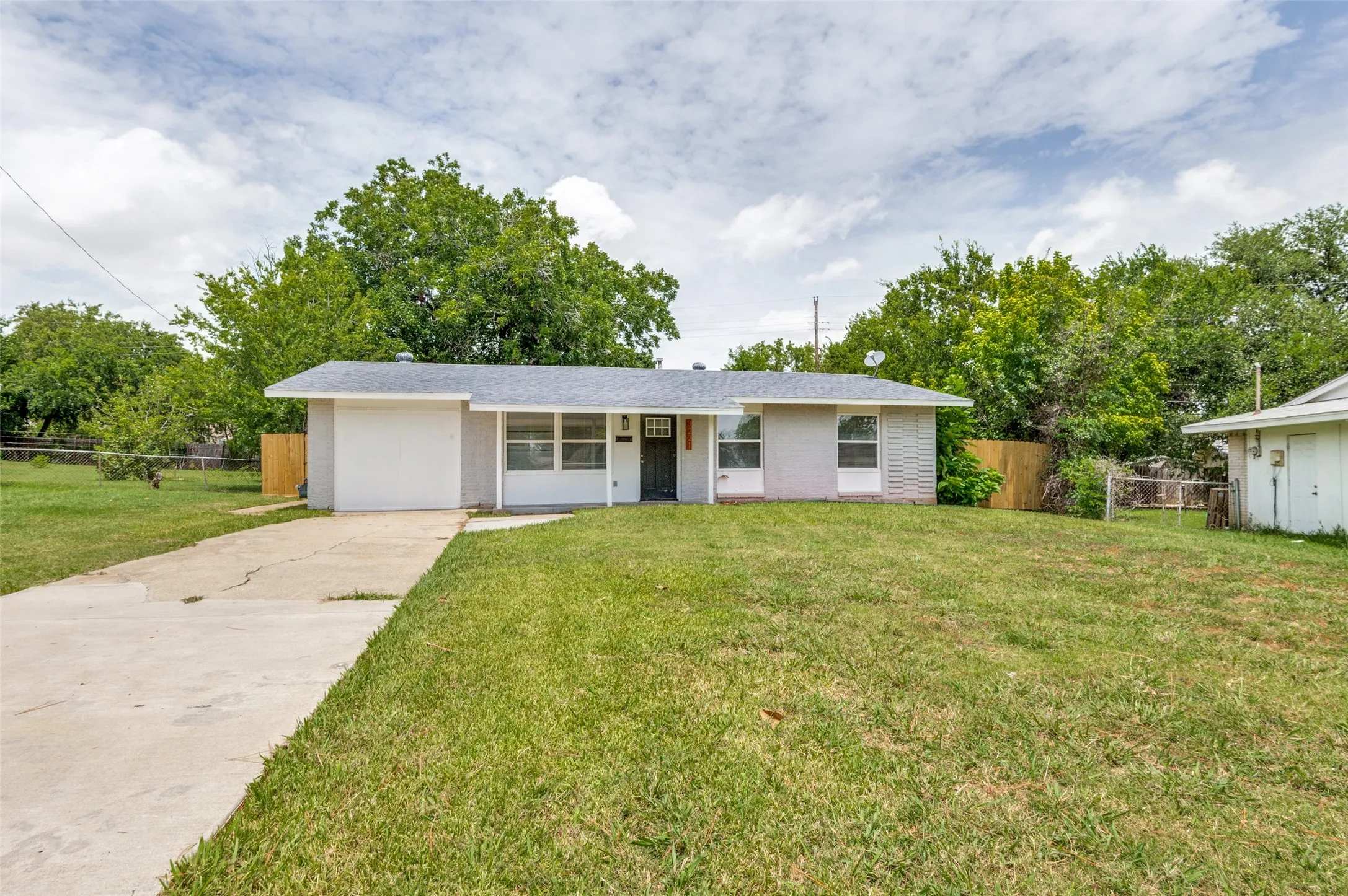 Single Family Residence For Sale in Dallas County , 3221 Ridgeview Circle, Irving, Texas 75062, 3 Bedroom, 2 Bathroom, Garage spaces, 1,908 Sqft, built in 1961, mls#21272635, Real Estate Agent in Irving, Homes For Sale in Dallas county, Homes For Sale in Irving, Realtor in Irving Texas, Real Estate Brokerage Independent Realty Texas, Luminita Cordes Realtor