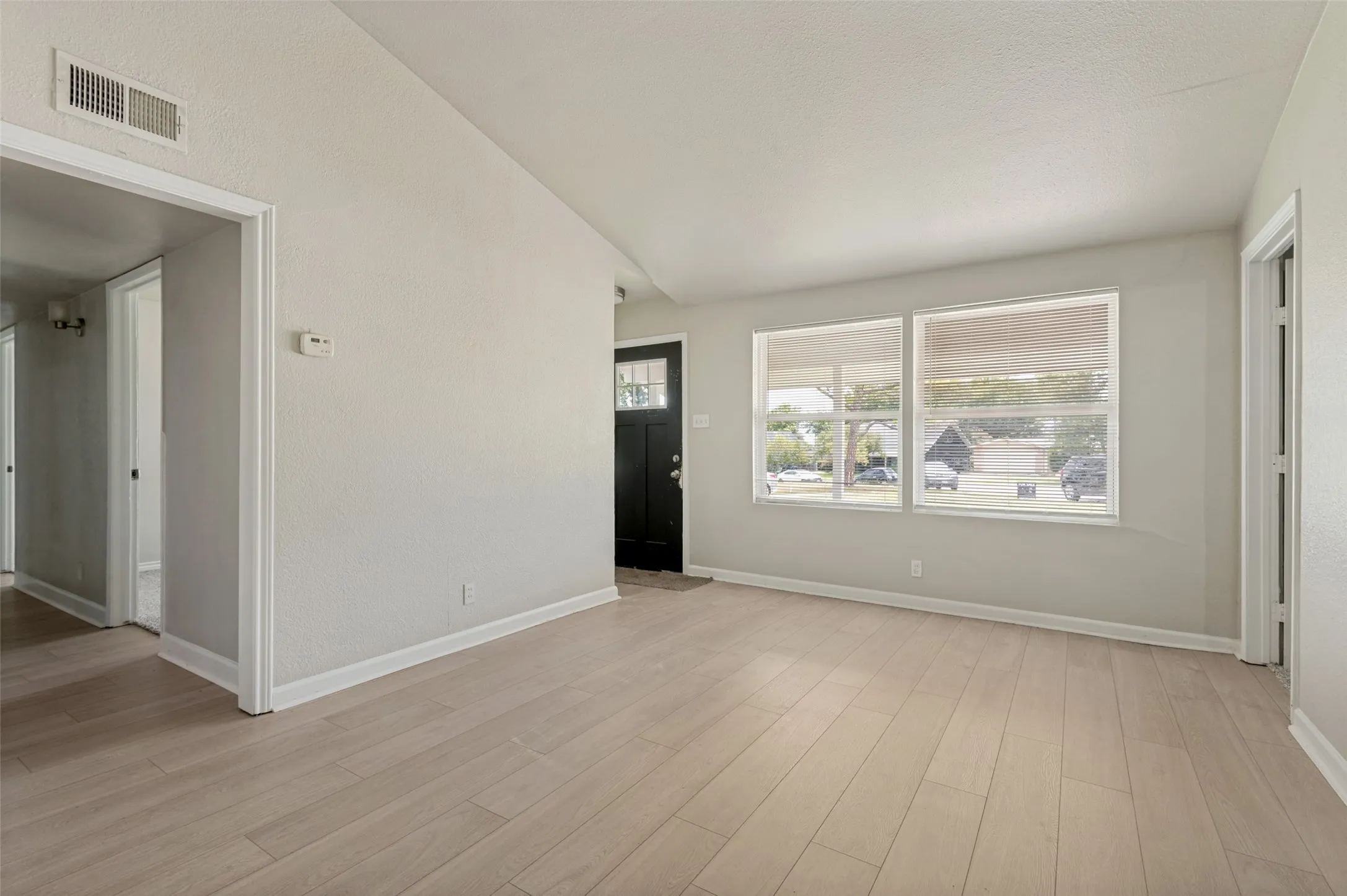 Single Family Residence For Sale in Dallas County , 3221 Ridgeview Circle, Irving, Texas 75062, 3 Bedroom, 2 Bathroom, Garage spaces, 1,908 Sqft, built in 1961, mls#21272635, Real Estate Agent in Irving, Homes For Sale in Dallas county, Homes For Sale in Irving, Realtor in Irving Texas, Real Estate Brokerage Independent Realty Texas, Luminita Cordes Realtor