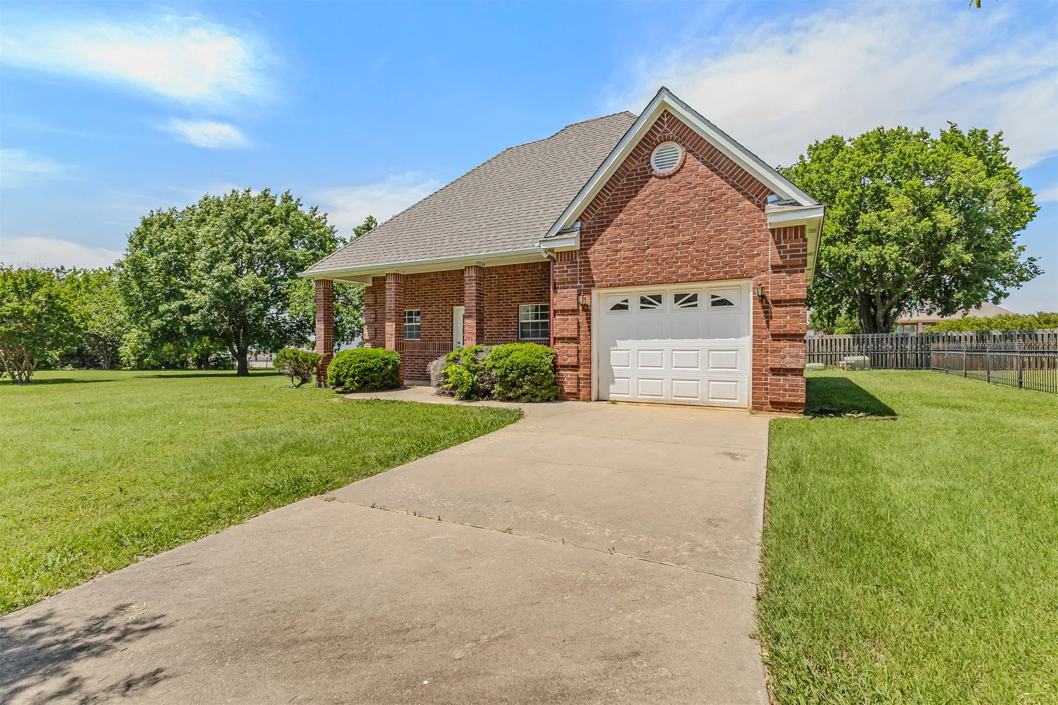 Single Family Residence For Sale in Cooke County , 3107 Harris Street, Gainesville, Texas 76240, 5 Bedrooms, 5 Bathrooms, 5 Garage spaces, 4,812 Sqft, built in 1998, Price $998,000, mls#21272460, Real Estate Agent in Gainesville, Homes For Sale in Cooke county, Homes For Sale in Gainesville, Realtor in Gainesville Texas, Real Estate Brokerage Independent Realty Texas, Luminita Cordes Realtor