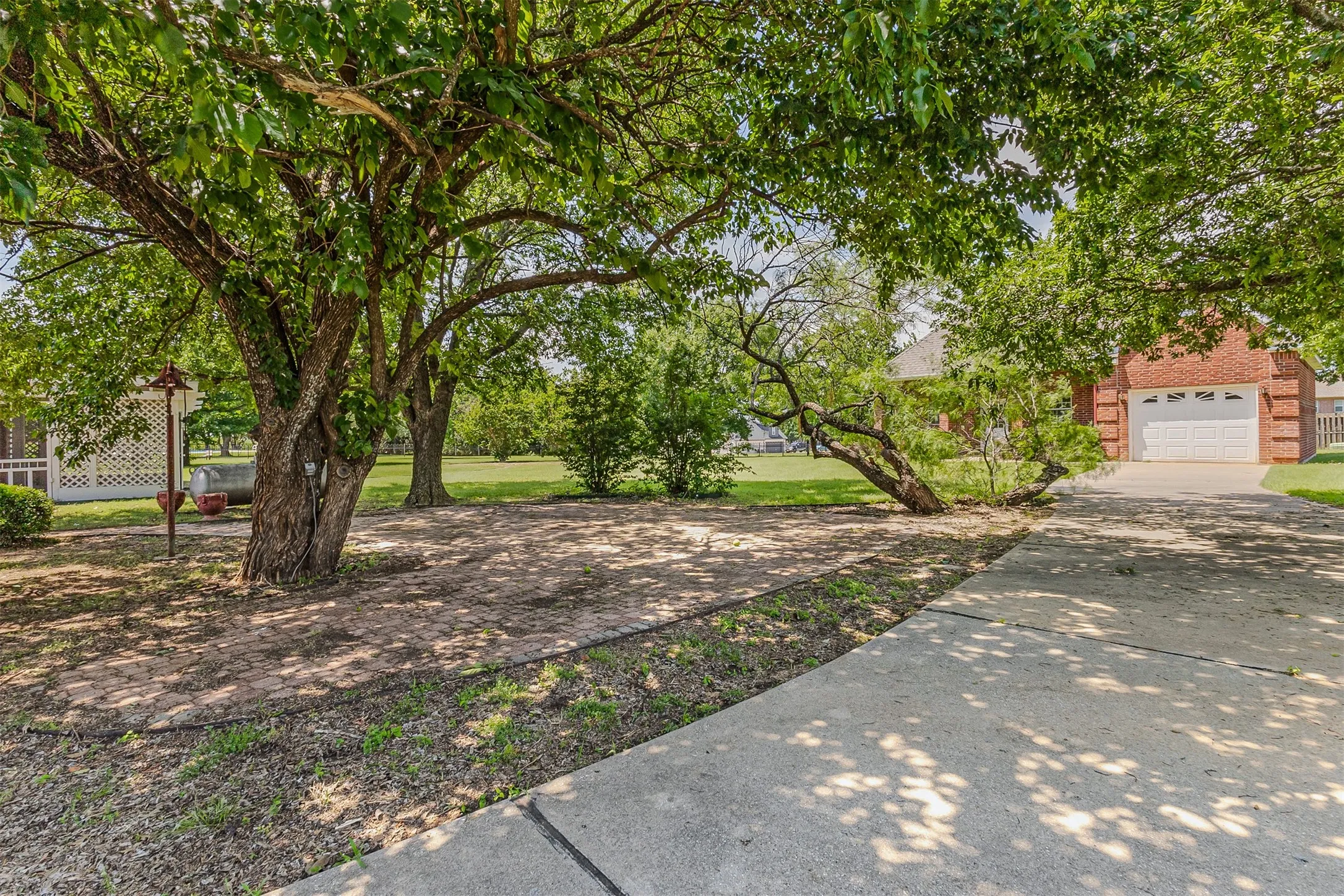 Single Family Residence For Sale in Cooke County , 3107 Harris Street, Gainesville, Texas 76240, 5 Bedrooms, 5 Bathrooms, 5 Garage spaces, 4,812 Sqft, built in 1998, Price $998,000, mls#21272460, Real Estate Agent in Gainesville, Homes For Sale in Cooke county, Homes For Sale in Gainesville, Realtor in Gainesville Texas, Real Estate Brokerage Independent Realty Texas, Luminita Cordes Realtor