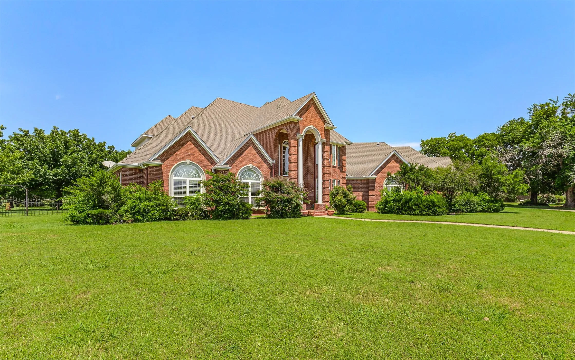 Single Family Residence For Sale in Cooke County , 3107 Harris Street, Gainesville, Texas 76240, 5 Bedrooms, 5 Bathrooms, 5 Garage spaces, 4,812 Sqft, built in 1998, Price $998,000, mls#21272460, Real Estate Agent in Gainesville, Homes For Sale in Cooke county, Homes For Sale in Gainesville, Realtor in Gainesville Texas, Real Estate Brokerage Independent Realty Texas, Luminita Cordes Realtor