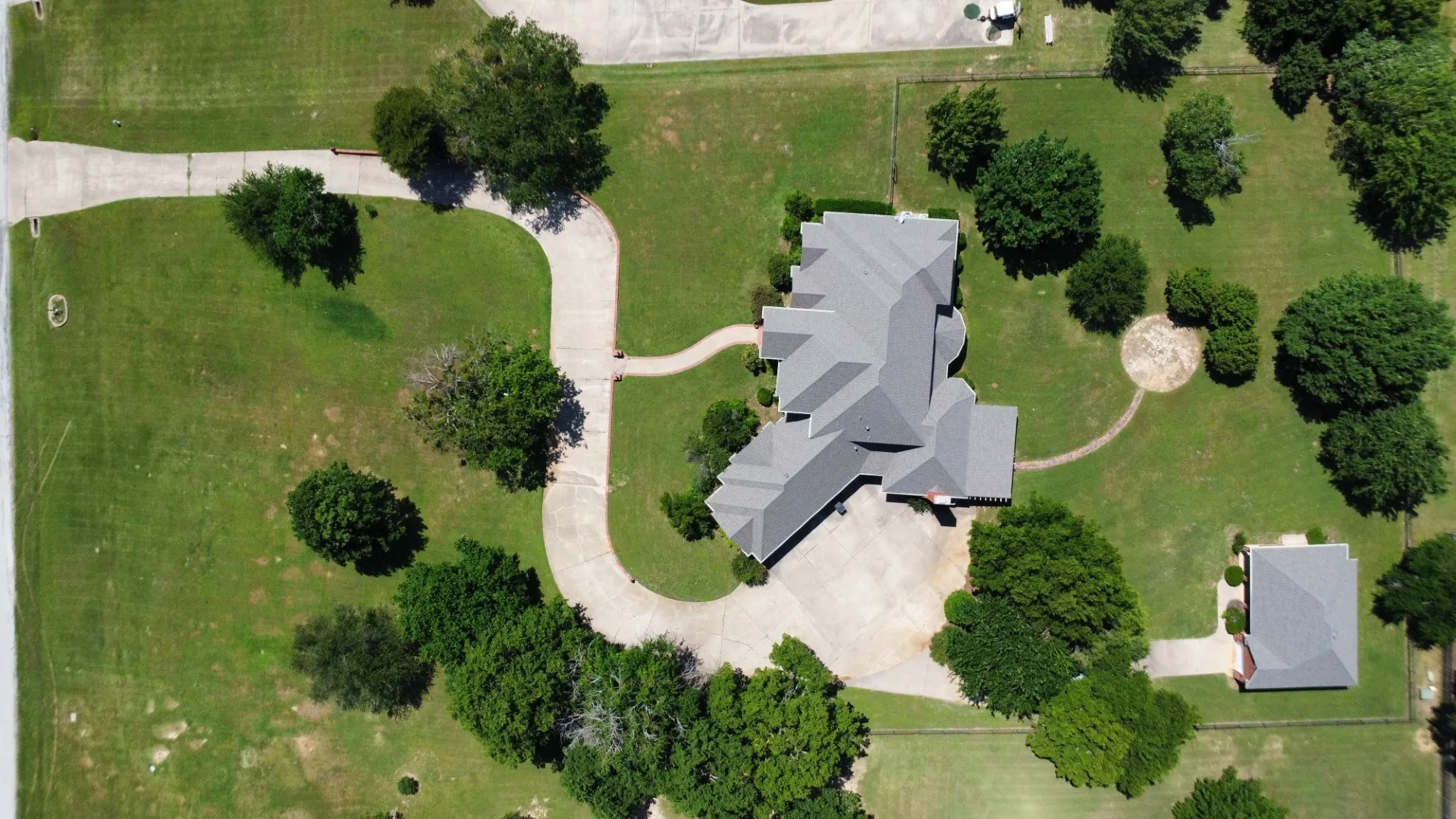 Single Family Residence For Sale in Cooke County , 3107 Harris Street, Gainesville, Texas 76240, 5 Bedrooms, 5 Bathrooms, 5 Garage spaces, 4,812 Sqft, built in 1998, Price $998,000, mls#21272460, Real Estate Agent in Gainesville, Homes For Sale in Cooke county, Homes For Sale in Gainesville, Realtor in Gainesville Texas, Real Estate Brokerage Independent Realty Texas, Luminita Cordes Realtor
