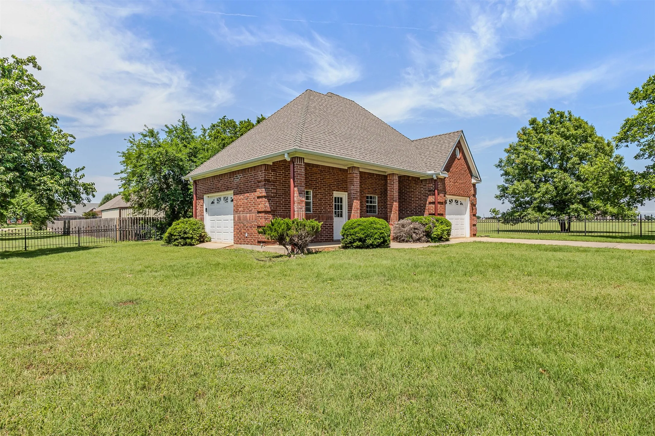Single Family Residence For Sale in Cooke County , 3107 Harris Street, Gainesville, Texas 76240, 5 Bedrooms, 5 Bathrooms, 5 Garage spaces, 4,812 Sqft, built in 1998, Price $998,000, mls#21272460, Real Estate Agent in Gainesville, Homes For Sale in Cooke county, Homes For Sale in Gainesville, Realtor in Gainesville Texas, Real Estate Brokerage Independent Realty Texas, Luminita Cordes Realtor