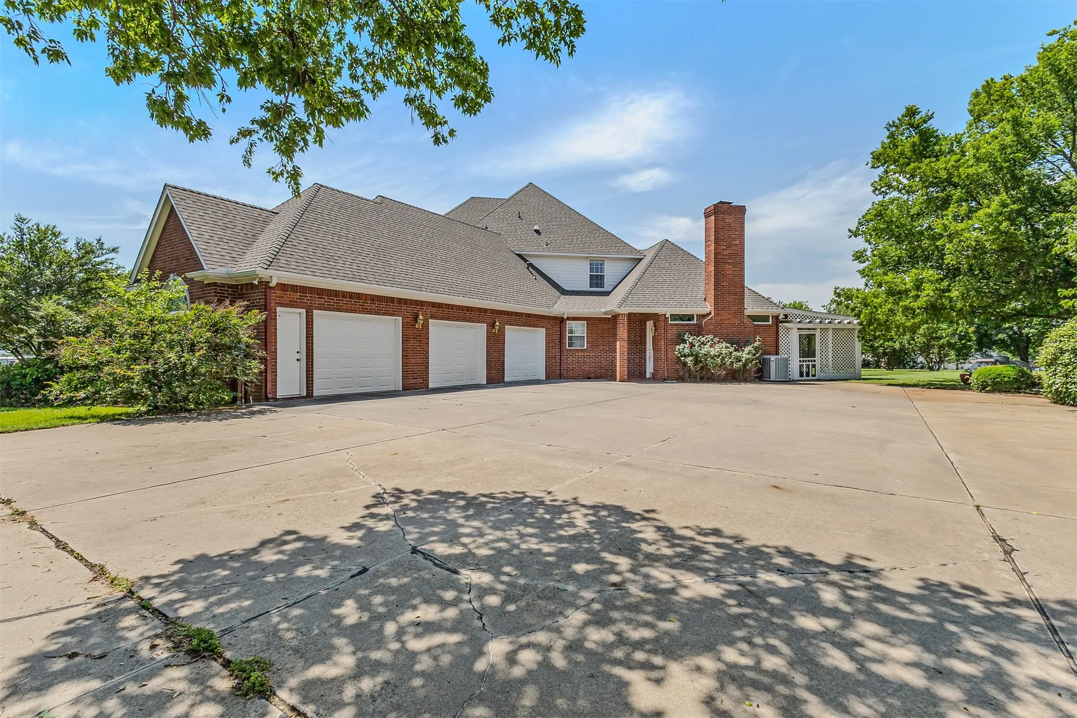 Single Family Residence For Sale in Cooke County , 3107 Harris Street, Gainesville, Texas 76240, 5 Bedrooms, 5 Bathrooms, 5 Garage spaces, 4,812 Sqft, built in 1998, Price $998,000, mls#21272460, Real Estate Agent in Gainesville, Homes For Sale in Cooke county, Homes For Sale in Gainesville, Realtor in Gainesville Texas, Real Estate Brokerage Independent Realty Texas, Luminita Cordes Realtor