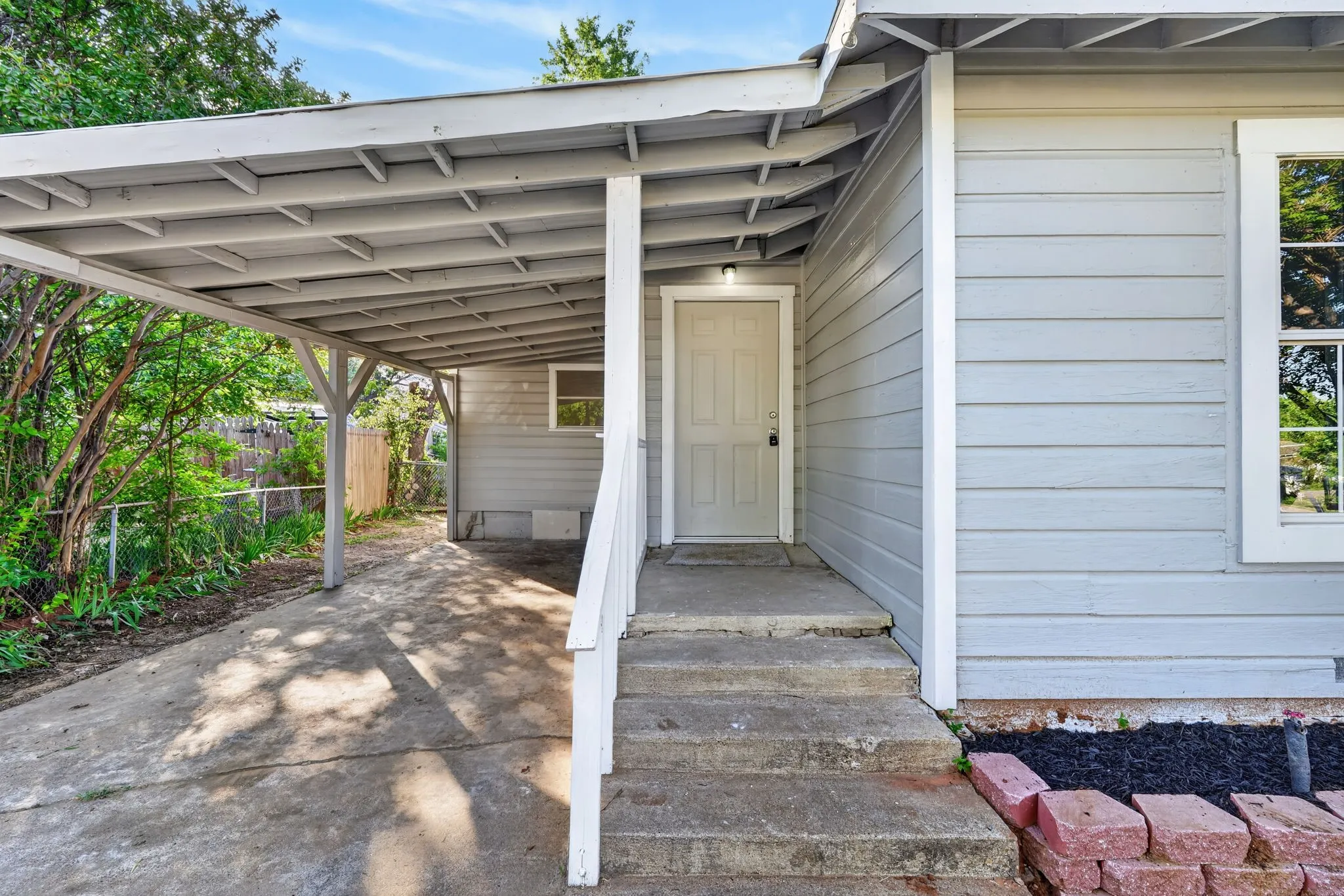 Single Family Residence For Sale in Palo Pinto County , 2006 SE 20th Street, Mineral Wells, Texas 76067, 3 Bedroom, 1 Bathroom, Garage spaces, 989 Sqft, built in 1951, mls#21272611, Real Estate Agent in Mineral Wells, Homes For Sale in Palo Pinto county, Homes For Sale in Mineral Wells, Realtor in Mineral Wells Texas, Real Estate Brokerage Independent Realty Texas, Luminita Cordes Realtor