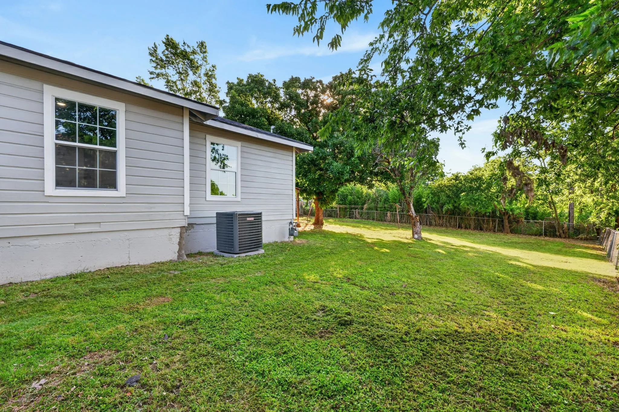 Single Family Residence For Sale in Palo Pinto County , 2006 SE 20th Street, Mineral Wells, Texas 76067, 3 Bedroom, 1 Bathroom, Garage spaces, 989 Sqft, built in 1951, mls#21272611, Real Estate Agent in Mineral Wells, Homes For Sale in Palo Pinto county, Homes For Sale in Mineral Wells, Realtor in Mineral Wells Texas, Real Estate Brokerage Independent Realty Texas, Luminita Cordes Realtor