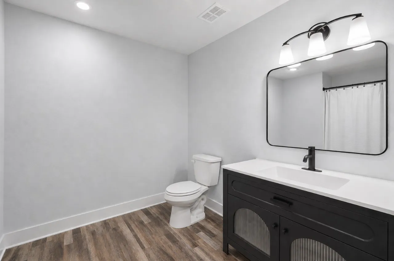 Upstairs bonus room full bath