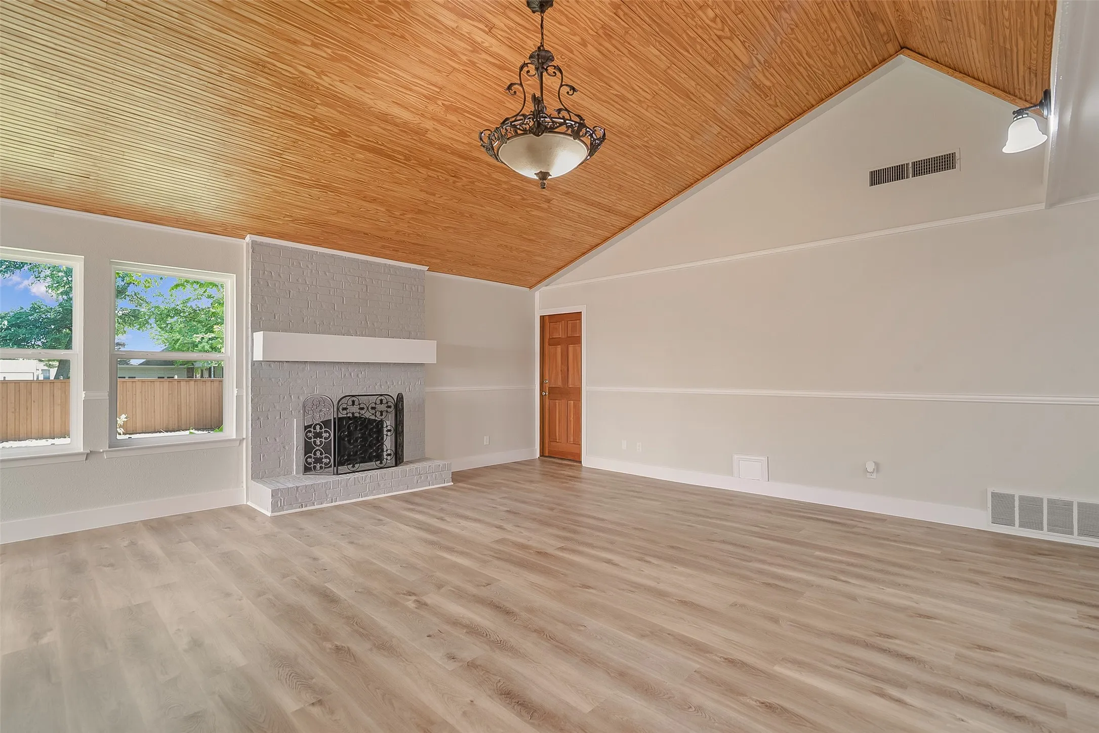 Single Family Residence For Sale in Dallas County , 1714 Arvada Drive, Richardson, Texas 75081, 3 Bedroom, 2 Bathroom, 2 Garage spaces, 1,662 Sqft, built in 1974, mls#21252744, Real Estate Agent in Richardson, Homes For Sale in Dallas county, Homes For Sale in Richardson, Realtor in Richardson Texas, Real Estate Brokerage Independent Realty Texas, Luminita Cordes Realtor