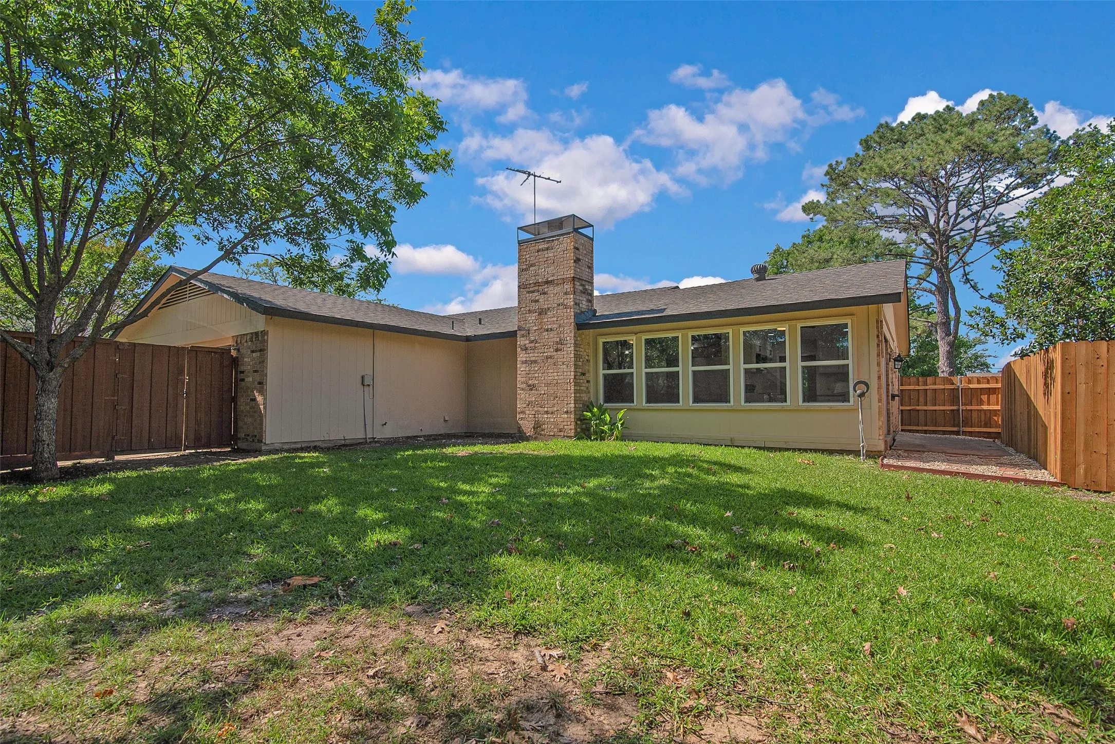 Single Family Residence For Sale in Dallas County , 1714 Arvada Drive, Richardson, Texas 75081, 3 Bedroom, 2 Bathroom, 2 Garage spaces, 1,662 Sqft, built in 1974, mls#21252744, Real Estate Agent in Richardson, Homes For Sale in Dallas county, Homes For Sale in Richardson, Realtor in Richardson Texas, Real Estate Brokerage Independent Realty Texas, Luminita Cordes Realtor