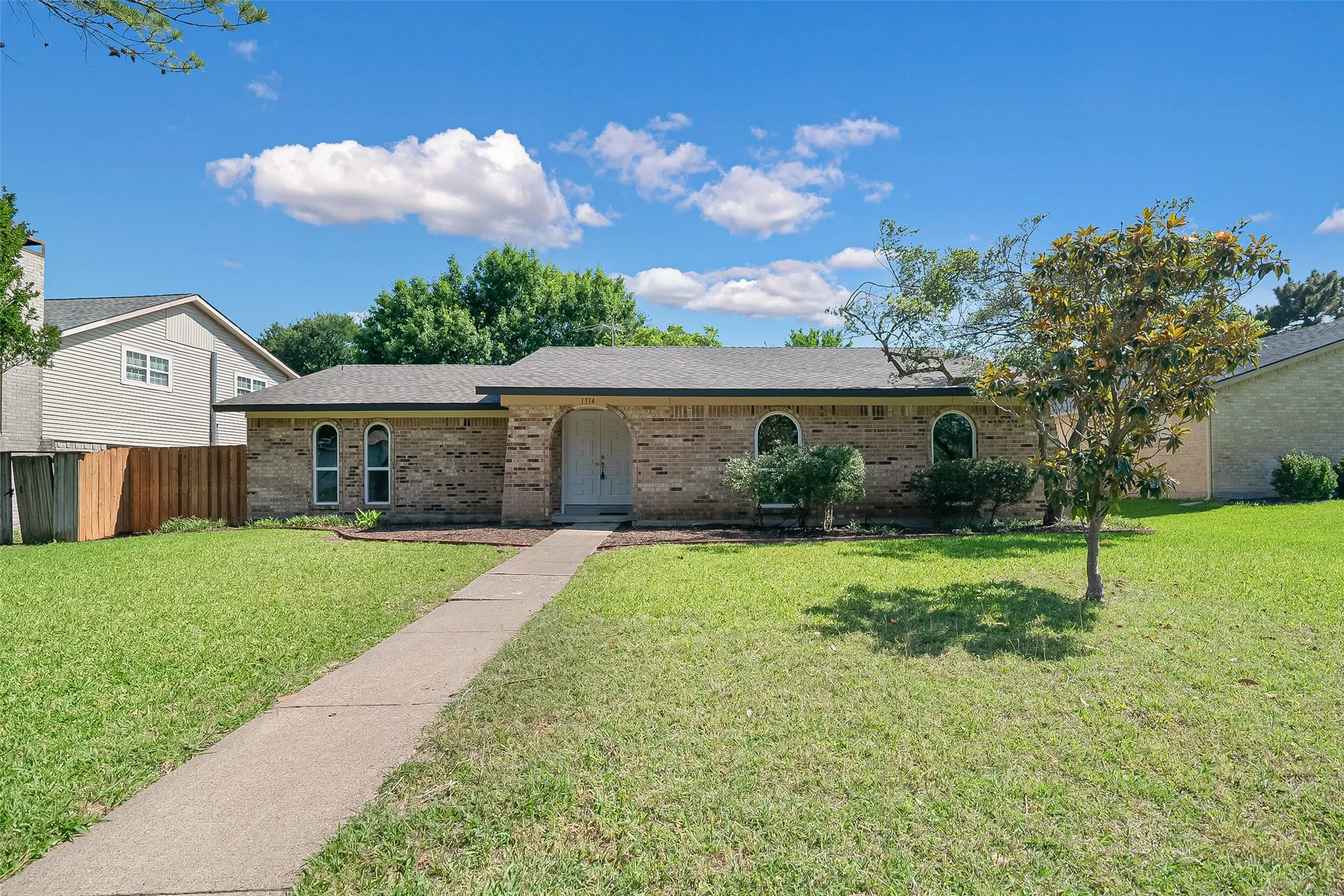 Single Family Residence For Sale in Dallas County , 1714 Arvada Drive, Richardson, Texas 75081, 3 Bedroom, 2 Bathroom, 2 Garage spaces, 1,662 Sqft, built in 1974, mls#21252744, Real Estate Agent in Richardson, Homes For Sale in Dallas county, Homes For Sale in Richardson, Realtor in Richardson Texas, Real Estate Brokerage Independent Realty Texas, Luminita Cordes Realtor
