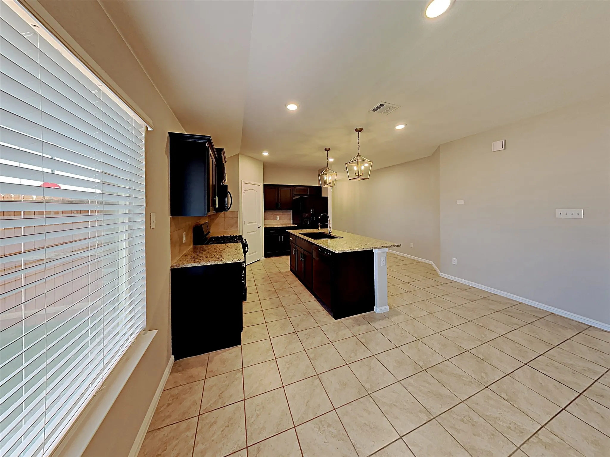Single Family Residence For Sale in Tarrant County , 900 Walls Boulevard, Crowley, Texas 76036, 3 Bedroom, 2 Bathroom, 2 Garage spaces, 1,776 Sqft, built in 2019, mls#21272242, Real Estate Agent in Crowley, Homes For Sale in Tarrant county, Homes For Sale in Crowley, Realtor in Crowley Texas, Real Estate Brokerage Independent Realty Texas, Luminita Cordes Realtor