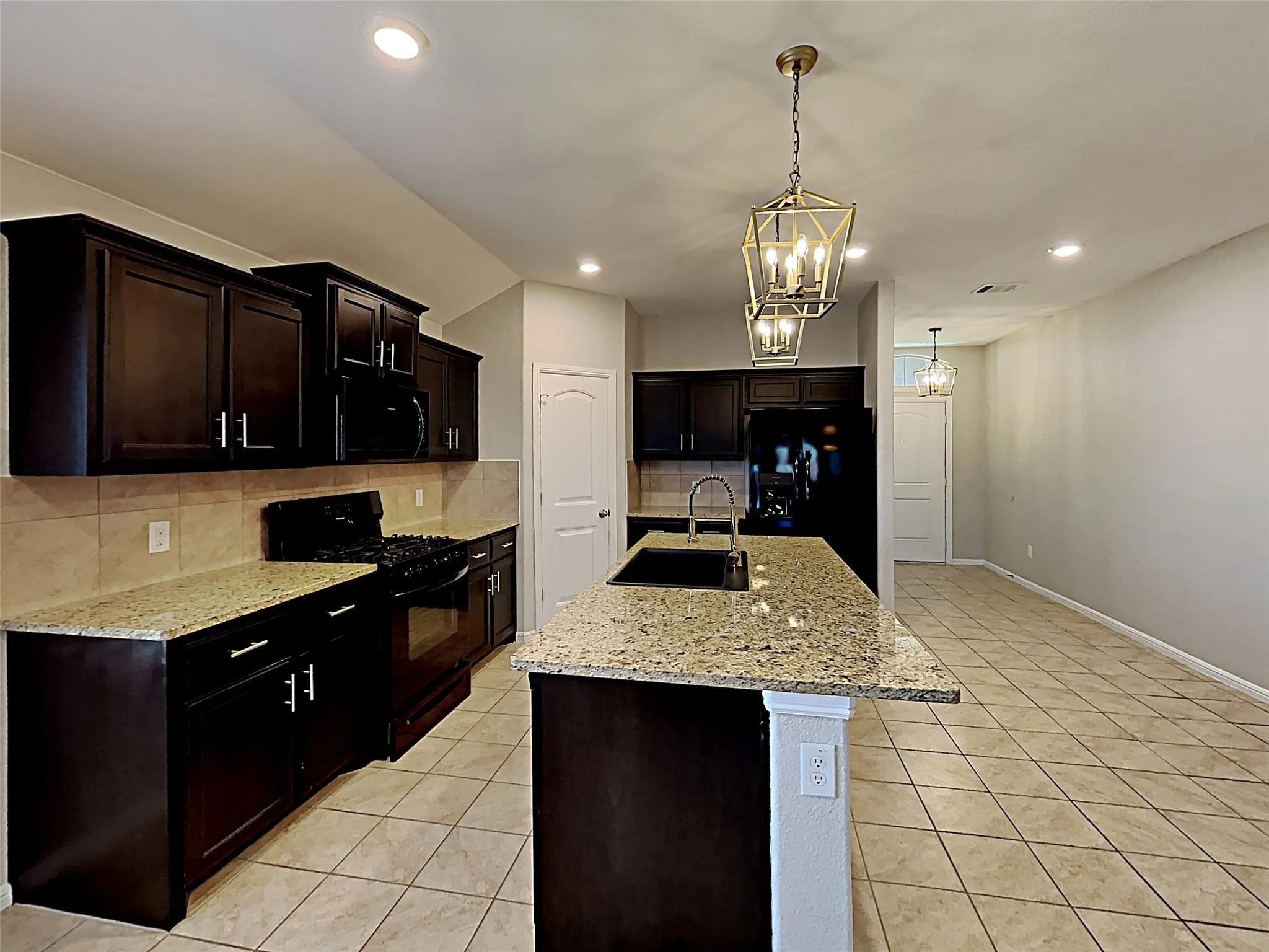 Single Family Residence For Sale in Tarrant County , 900 Walls Boulevard, Crowley, Texas 76036, 3 Bedroom, 2 Bathroom, 2 Garage spaces, 1,776 Sqft, built in 2019, mls#21272242, Real Estate Agent in Crowley, Homes For Sale in Tarrant county, Homes For Sale in Crowley, Realtor in Crowley Texas, Real Estate Brokerage Independent Realty Texas, Luminita Cordes Realtor