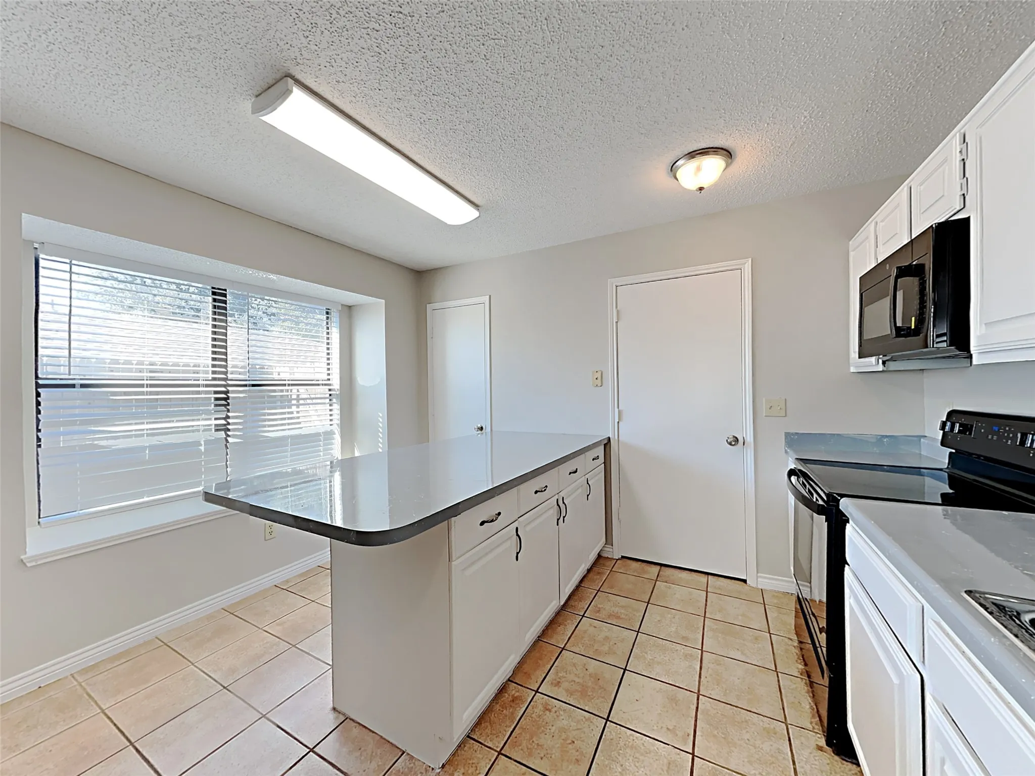 Single Family Residence For Sale in Tarrant County , 3404 Vine Ridge, Bedford, Texas 76021, 4 Bedroom, 2 Bathroom, 2 Garage spaces, 1,902 Sqft, built in 1982, mls#21272698, Real Estate Agent in Bedford, Homes For Sale in Tarrant county, Homes For Sale in Bedford, Realtor in Bedford Texas, Real Estate Brokerage Independent Realty Texas, Luminita Cordes Realtor