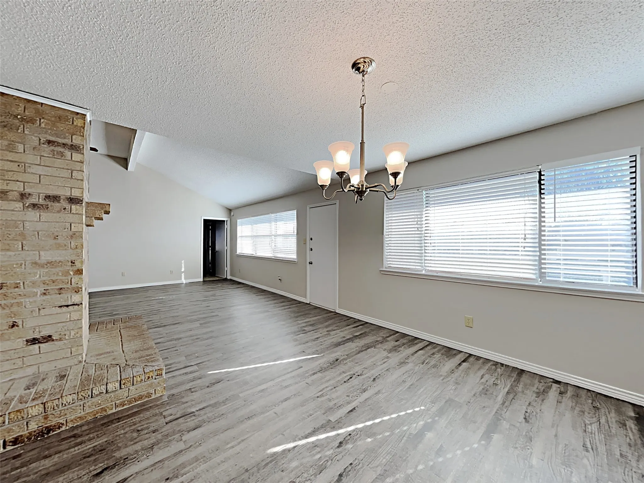 Single Family Residence For Sale in Tarrant County , 3404 Vine Ridge, Bedford, Texas 76021, 4 Bedroom, 2 Bathroom, 2 Garage spaces, 1,902 Sqft, built in 1982, mls#21272698, Real Estate Agent in Bedford, Homes For Sale in Tarrant county, Homes For Sale in Bedford, Realtor in Bedford Texas, Real Estate Brokerage Independent Realty Texas, Luminita Cordes Realtor