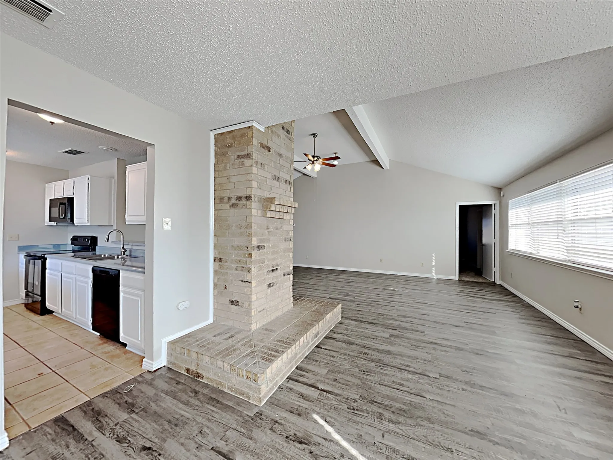 Single Family Residence For Sale in Tarrant County , 3404 Vine Ridge, Bedford, Texas 76021, 4 Bedroom, 2 Bathroom, 2 Garage spaces, 1,902 Sqft, built in 1982, mls#21272698, Real Estate Agent in Bedford, Homes For Sale in Tarrant county, Homes For Sale in Bedford, Realtor in Bedford Texas, Real Estate Brokerage Independent Realty Texas, Luminita Cordes Realtor