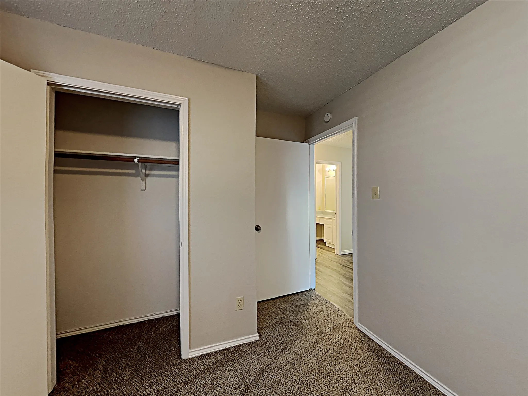 Single Family Residence For Sale in Tarrant County , 3404 Vine Ridge, Bedford, Texas 76021, 4 Bedroom, 2 Bathroom, 2 Garage spaces, 1,902 Sqft, built in 1982, mls#21272698, Real Estate Agent in Bedford, Homes For Sale in Tarrant county, Homes For Sale in Bedford, Realtor in Bedford Texas, Real Estate Brokerage Independent Realty Texas, Luminita Cordes Realtor