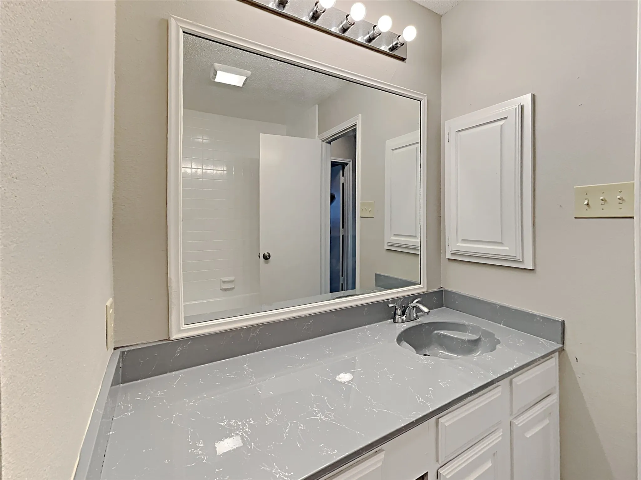 Single Family Residence For Sale in Tarrant County , 3404 Vine Ridge, Bedford, Texas 76021, 4 Bedroom, 2 Bathroom, 2 Garage spaces, 1,902 Sqft, built in 1982, mls#21272698, Real Estate Agent in Bedford, Homes For Sale in Tarrant county, Homes For Sale in Bedford, Realtor in Bedford Texas, Real Estate Brokerage Independent Realty Texas, Luminita Cordes Realtor