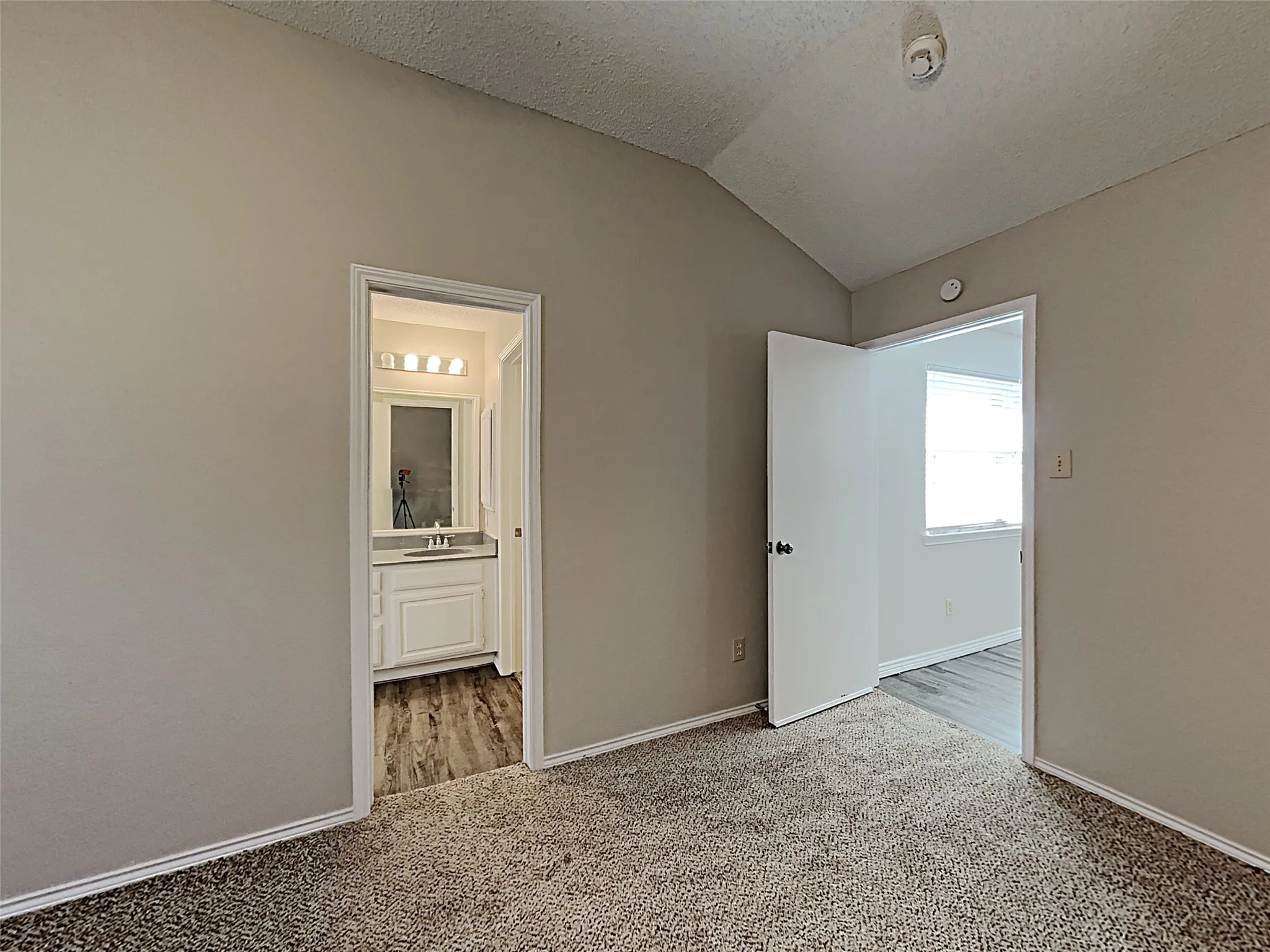 Single Family Residence For Sale in Tarrant County , 3404 Vine Ridge, Bedford, Texas 76021, 4 Bedroom, 2 Bathroom, 2 Garage spaces, 1,902 Sqft, built in 1982, mls#21272698, Real Estate Agent in Bedford, Homes For Sale in Tarrant county, Homes For Sale in Bedford, Realtor in Bedford Texas, Real Estate Brokerage Independent Realty Texas, Luminita Cordes Realtor