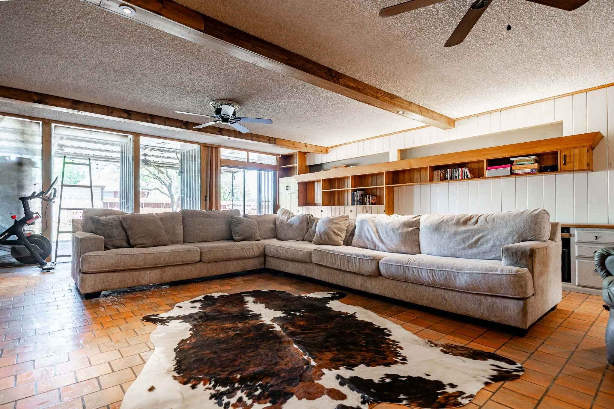 Single Family Residence For Sale in Jones County , 514 W Lake Drive, Hamlin, Texas 79520, 5 Bedroom, 2 Bathroom, 1 Garage spaces, 3,238 Sqft, built in 1970, mls#21272700, Real Estate Agent in Hamlin, Homes For Sale in Jones county, Homes For Sale in Hamlin, Realtor in Hamlin Texas, Real Estate Brokerage Independent Realty Texas, Luminita Cordes Realtor