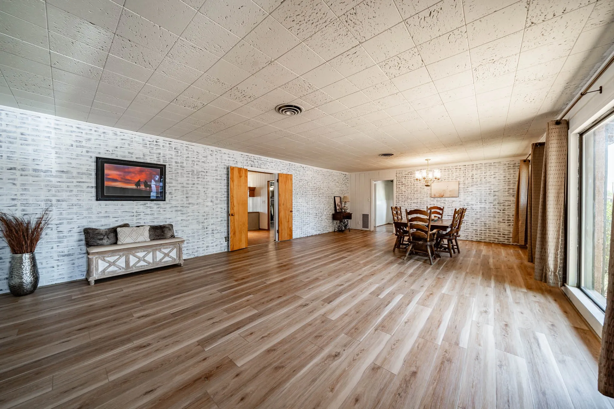 Single Family Residence For Sale in Jones County , 514 W Lake Drive, Hamlin, Texas 79520, 5 Bedroom, 2 Bathroom, 1 Garage spaces, 3,238 Sqft, built in 1970, mls#21272700, Real Estate Agent in Hamlin, Homes For Sale in Jones county, Homes For Sale in Hamlin, Realtor in Hamlin Texas, Real Estate Brokerage Independent Realty Texas, Luminita Cordes Realtor