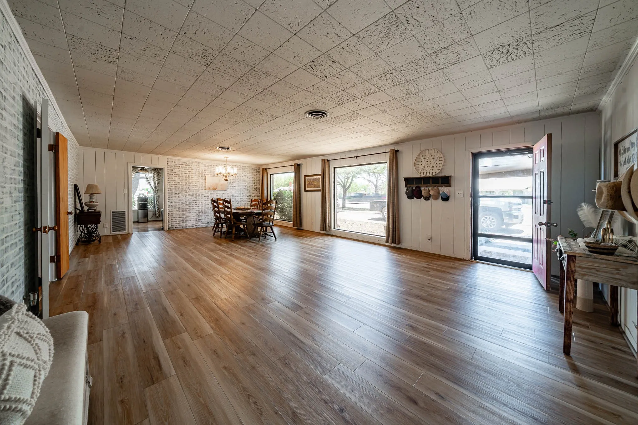 Single Family Residence For Sale in Jones County , 514 W Lake Drive, Hamlin, Texas 79520, 5 Bedroom, 2 Bathroom, 1 Garage spaces, 3,238 Sqft, built in 1970, mls#21272700, Real Estate Agent in Hamlin, Homes For Sale in Jones county, Homes For Sale in Hamlin, Realtor in Hamlin Texas, Real Estate Brokerage Independent Realty Texas, Luminita Cordes Realtor