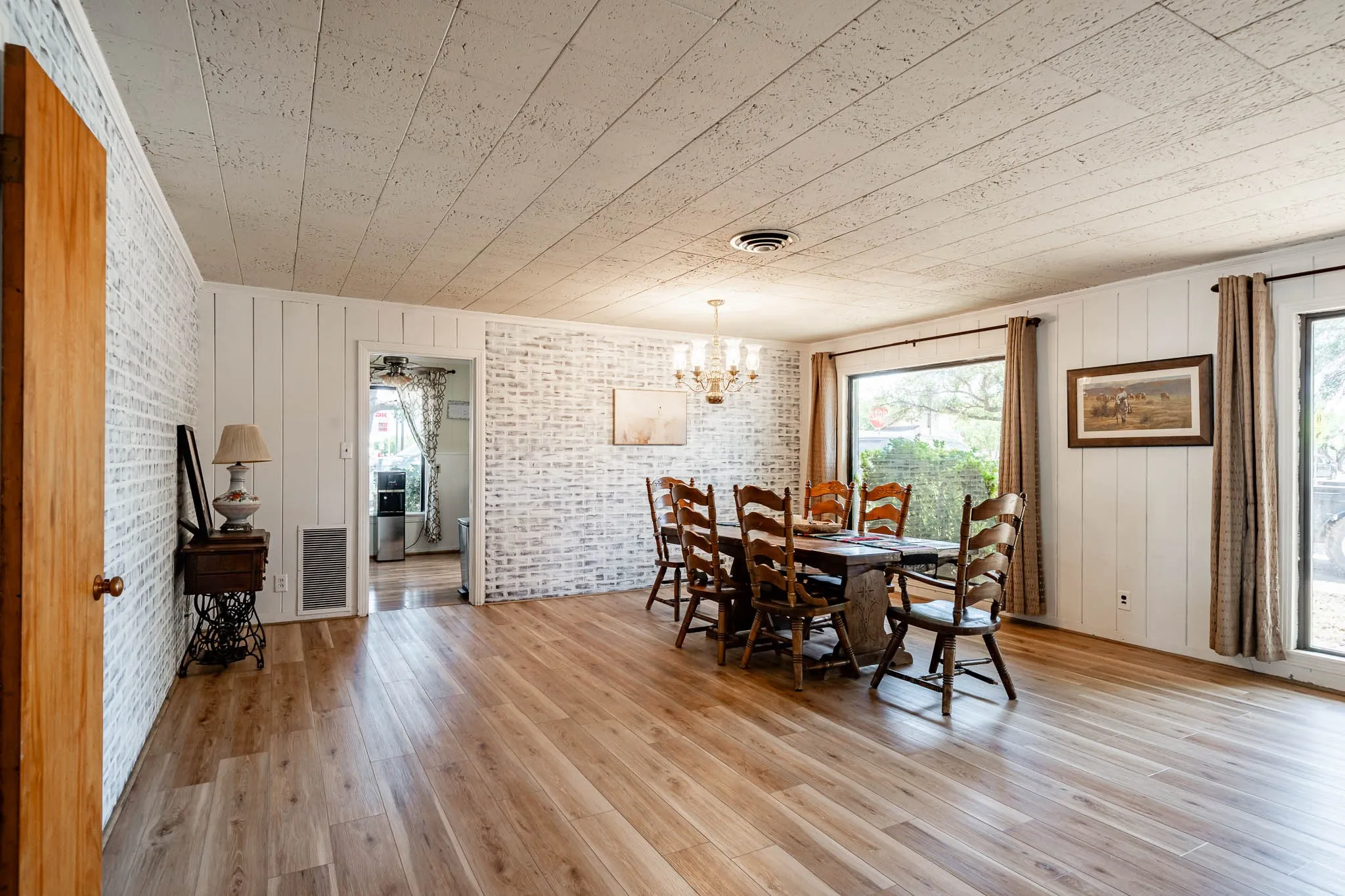 Single Family Residence For Sale in Jones County , 514 W Lake Drive, Hamlin, Texas 79520, 5 Bedroom, 2 Bathroom, 1 Garage spaces, 3,238 Sqft, built in 1970, mls#21272700, Real Estate Agent in Hamlin, Homes For Sale in Jones county, Homes For Sale in Hamlin, Realtor in Hamlin Texas, Real Estate Brokerage Independent Realty Texas, Luminita Cordes Realtor