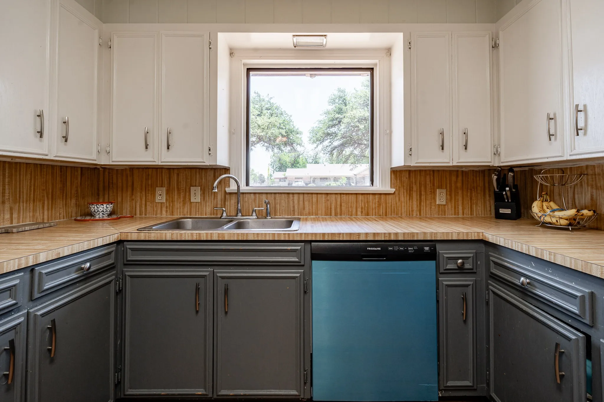 Single Family Residence For Sale in Jones County , 514 W Lake Drive, Hamlin, Texas 79520, 5 Bedroom, 2 Bathroom, 1 Garage spaces, 3,238 Sqft, built in 1970, mls#21272700, Real Estate Agent in Hamlin, Homes For Sale in Jones county, Homes For Sale in Hamlin, Realtor in Hamlin Texas, Real Estate Brokerage Independent Realty Texas, Luminita Cordes Realtor