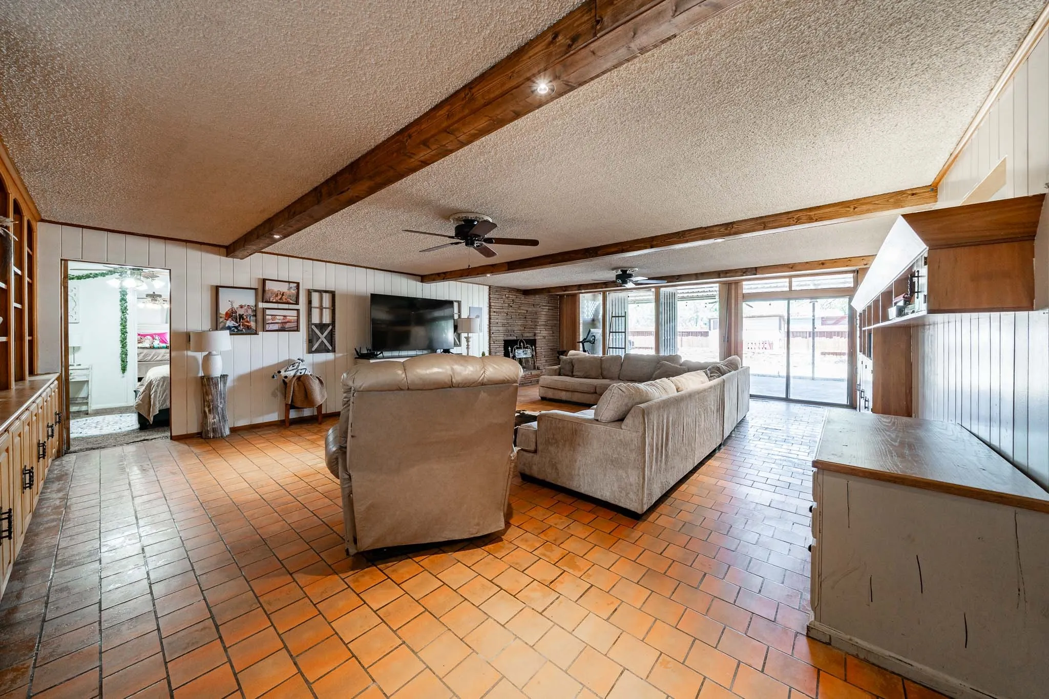 Single Family Residence For Sale in Jones County , 514 W Lake Drive, Hamlin, Texas 79520, 5 Bedroom, 2 Bathroom, 1 Garage spaces, 3,238 Sqft, built in 1970, mls#21272700, Real Estate Agent in Hamlin, Homes For Sale in Jones county, Homes For Sale in Hamlin, Realtor in Hamlin Texas, Real Estate Brokerage Independent Realty Texas, Luminita Cordes Realtor