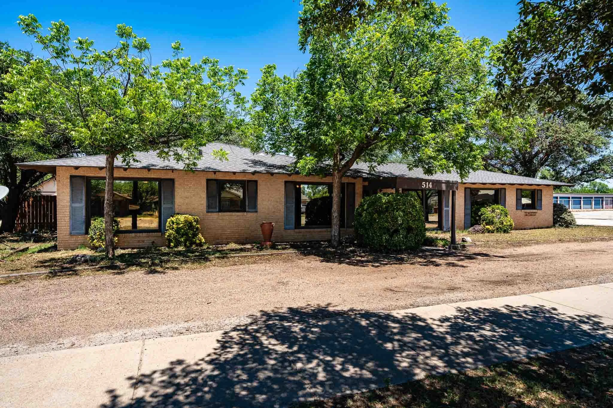 Single Family Residence For Sale in Jones County , 514 W Lake Drive, Hamlin, Texas 79520, 5 Bedroom, 2 Bathroom, 1 Garage spaces, 3,238 Sqft, built in 1970, mls#21272700, Real Estate Agent in Hamlin, Homes For Sale in Jones county, Homes For Sale in Hamlin, Realtor in Hamlin Texas, Real Estate Brokerage Independent Realty Texas, Luminita Cordes Realtor