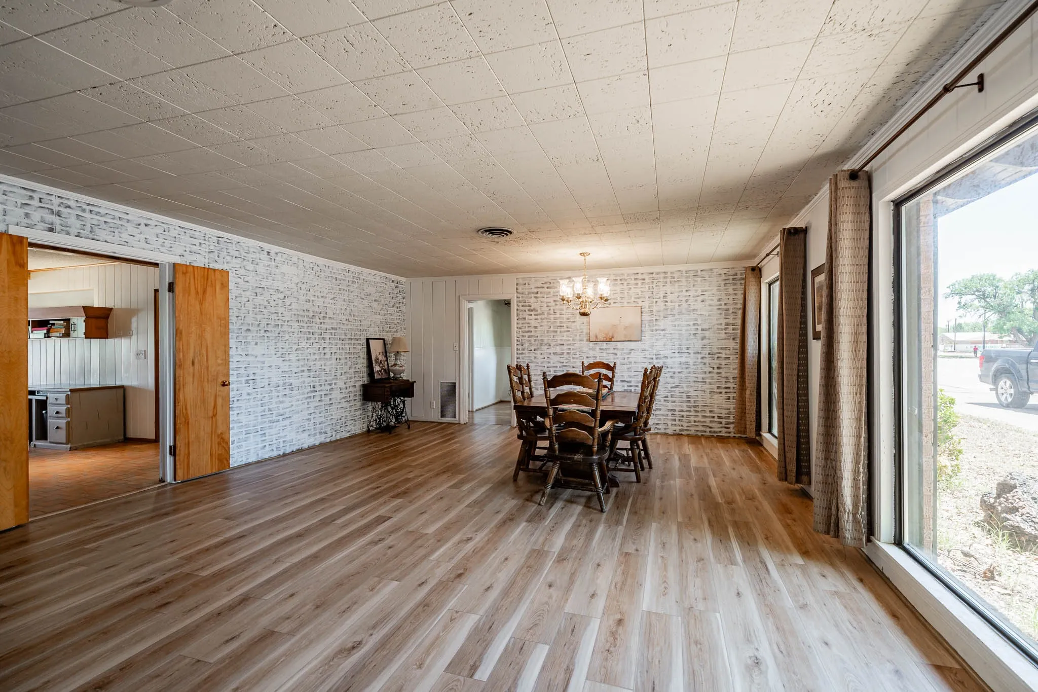 Single Family Residence For Sale in Jones County , 514 W Lake Drive, Hamlin, Texas 79520, 5 Bedroom, 2 Bathroom, 1 Garage spaces, 3,238 Sqft, built in 1970, mls#21272700, Real Estate Agent in Hamlin, Homes For Sale in Jones county, Homes For Sale in Hamlin, Realtor in Hamlin Texas, Real Estate Brokerage Independent Realty Texas, Luminita Cordes Realtor