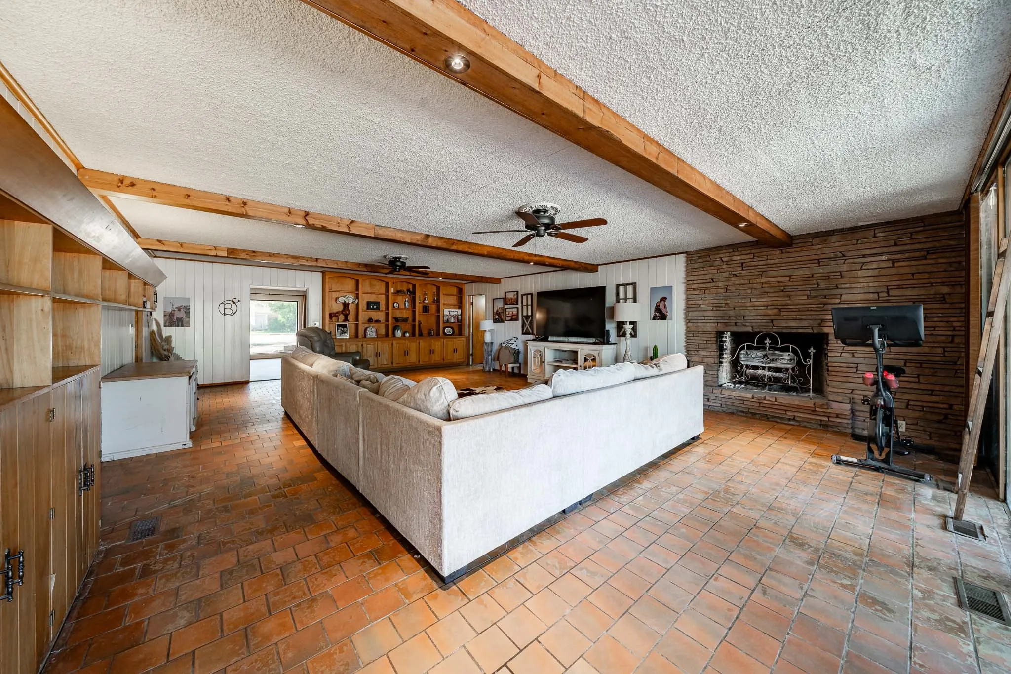 Single Family Residence For Sale in Jones County , 514 W Lake Drive, Hamlin, Texas 79520, 5 Bedroom, 2 Bathroom, 1 Garage spaces, 3,238 Sqft, built in 1970, mls#21272700, Real Estate Agent in Hamlin, Homes For Sale in Jones county, Homes For Sale in Hamlin, Realtor in Hamlin Texas, Real Estate Brokerage Independent Realty Texas, Luminita Cordes Realtor