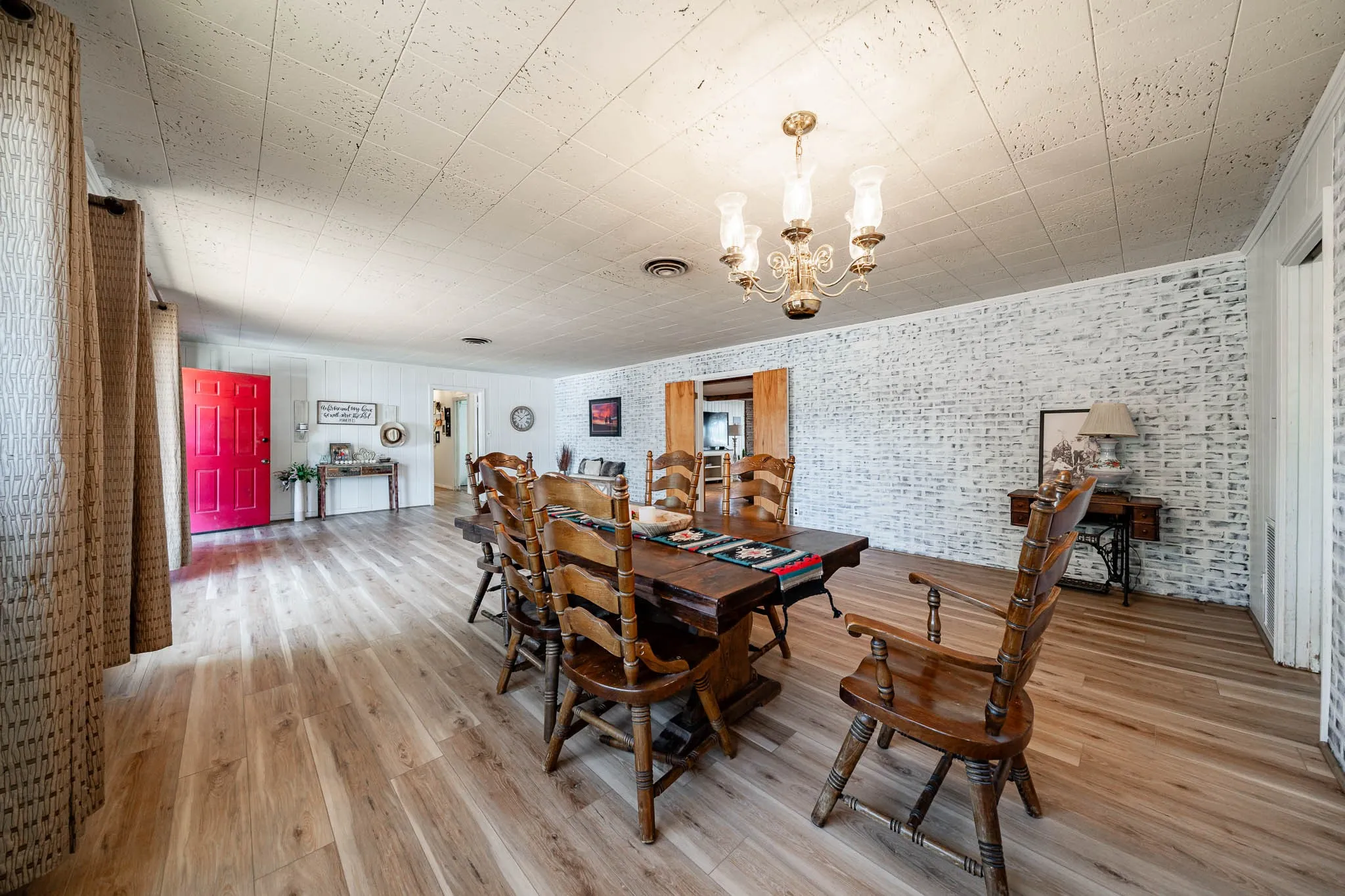 Single Family Residence For Sale in Jones County , 514 W Lake Drive, Hamlin, Texas 79520, 5 Bedroom, 2 Bathroom, 1 Garage spaces, 3,238 Sqft, built in 1970, mls#21272700, Real Estate Agent in Hamlin, Homes For Sale in Jones county, Homes For Sale in Hamlin, Realtor in Hamlin Texas, Real Estate Brokerage Independent Realty Texas, Luminita Cordes Realtor