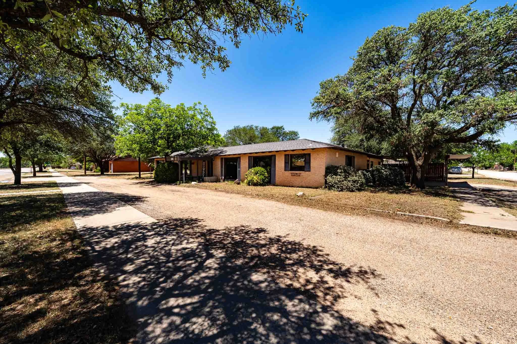 Single Family Residence For Sale in Jones County , 514 W Lake Drive, Hamlin, Texas 79520, 5 Bedroom, 2 Bathroom, 1 Garage spaces, 3,238 Sqft, built in 1970, mls#21272700, Real Estate Agent in Hamlin, Homes For Sale in Jones county, Homes For Sale in Hamlin, Realtor in Hamlin Texas, Real Estate Brokerage Independent Realty Texas, Luminita Cordes Realtor