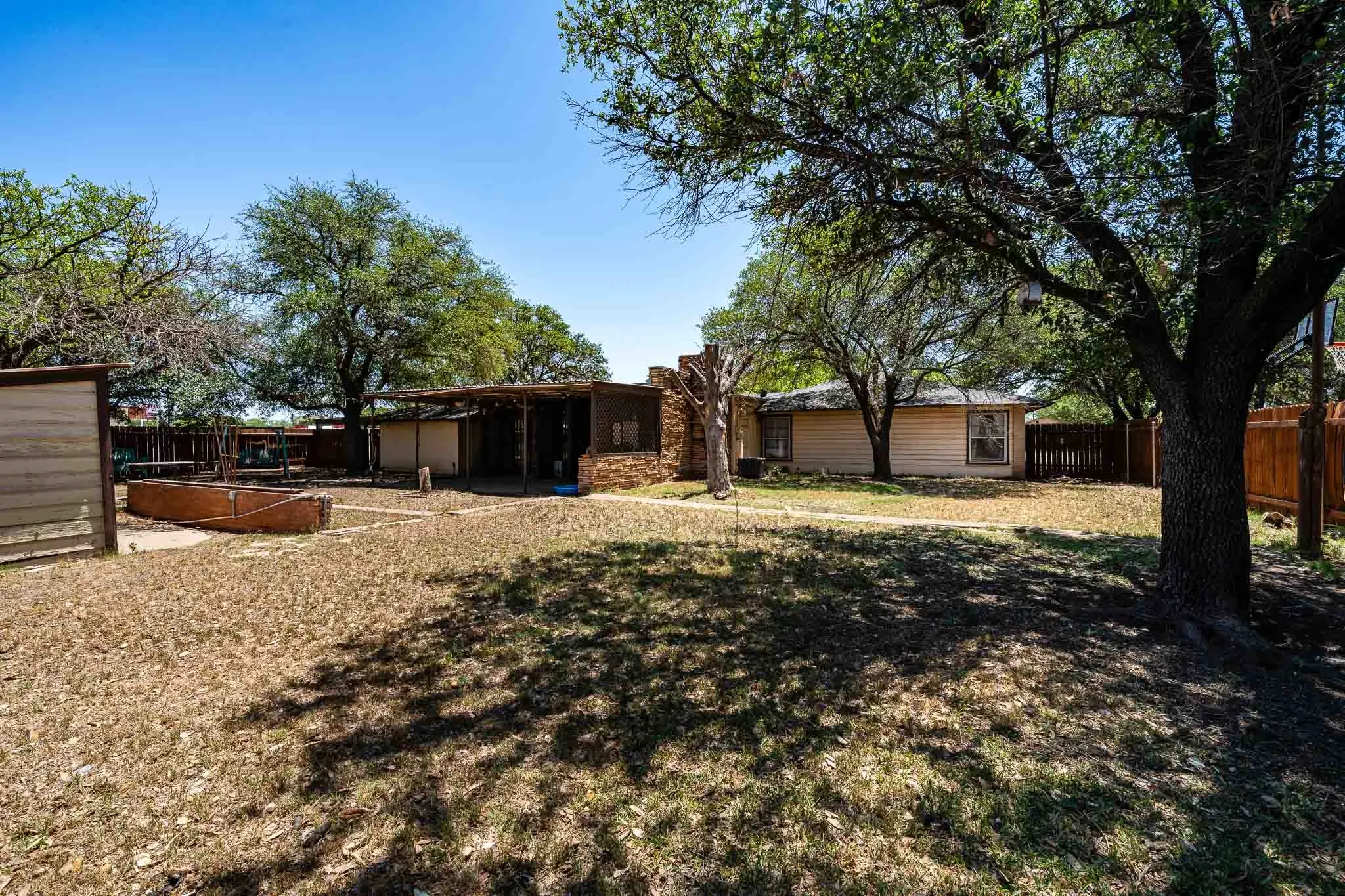 Single Family Residence For Sale in Jones County , 514 W Lake Drive, Hamlin, Texas 79520, 5 Bedroom, 2 Bathroom, 1 Garage spaces, 3,238 Sqft, built in 1970, mls#21272700, Real Estate Agent in Hamlin, Homes For Sale in Jones county, Homes For Sale in Hamlin, Realtor in Hamlin Texas, Real Estate Brokerage Independent Realty Texas, Luminita Cordes Realtor