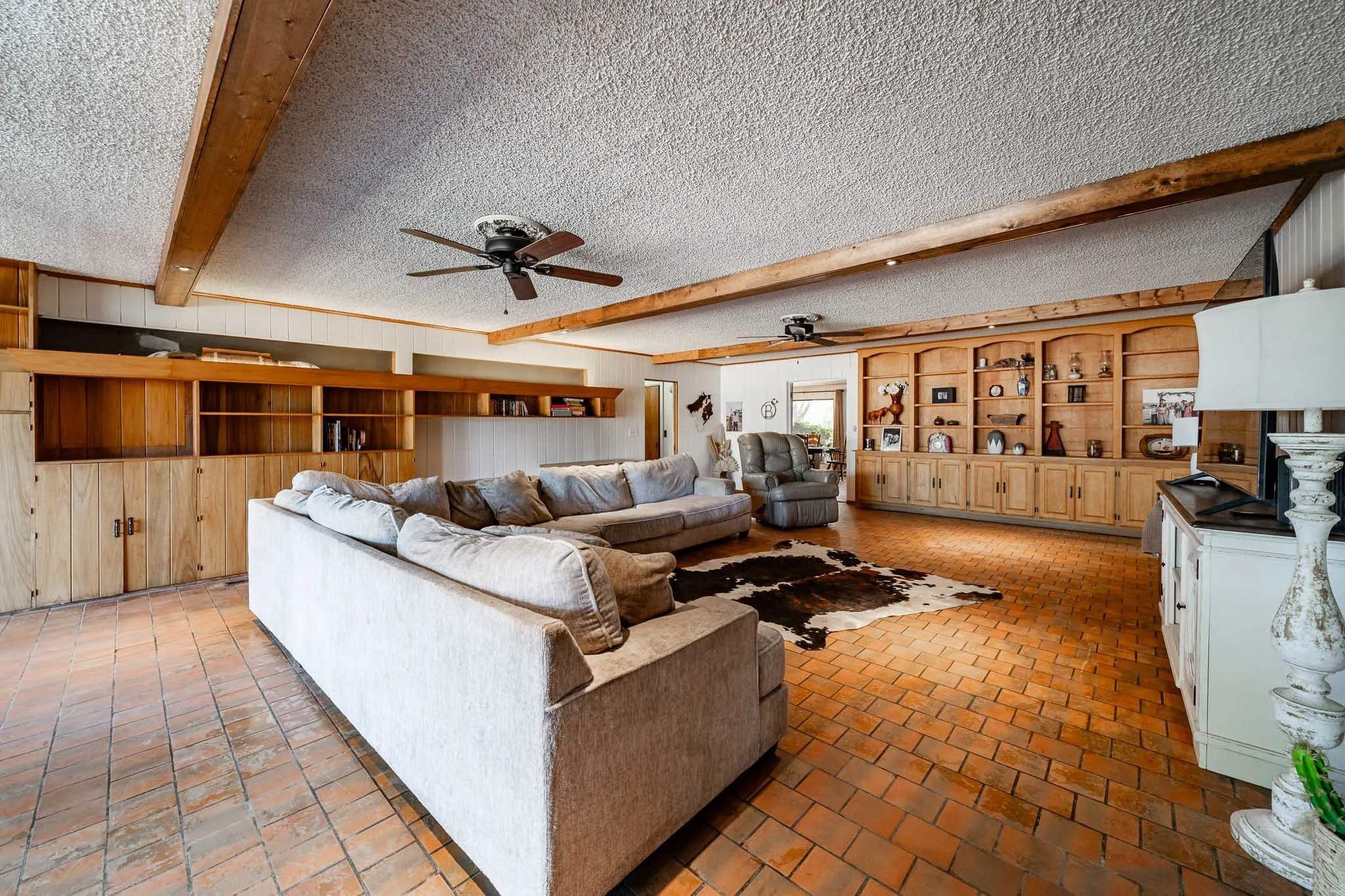 Single Family Residence For Sale in Jones County , 514 W Lake Drive, Hamlin, Texas 79520, 5 Bedroom, 2 Bathroom, 1 Garage spaces, 3,238 Sqft, built in 1970, mls#21272700, Real Estate Agent in Hamlin, Homes For Sale in Jones county, Homes For Sale in Hamlin, Realtor in Hamlin Texas, Real Estate Brokerage Independent Realty Texas, Luminita Cordes Realtor