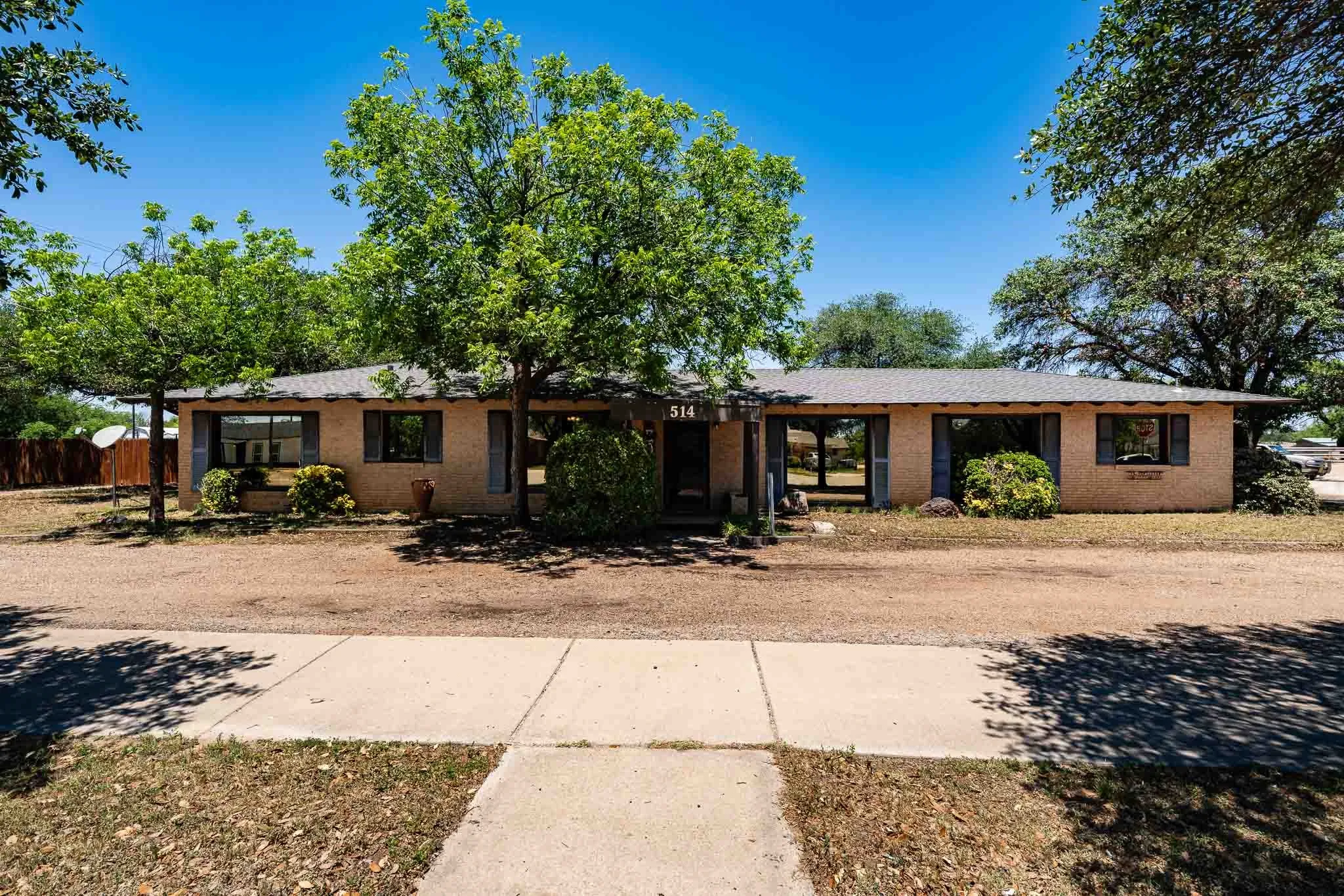 Single Family Residence For Sale in Jones County , 514 W Lake Drive, Hamlin, Texas 79520, 5 Bedroom, 2 Bathroom, 1 Garage spaces, 3,238 Sqft, built in 1970, mls#21272700, Real Estate Agent in Hamlin, Homes For Sale in Jones county, Homes For Sale in Hamlin, Realtor in Hamlin Texas, Real Estate Brokerage Independent Realty Texas, Luminita Cordes Realtor
