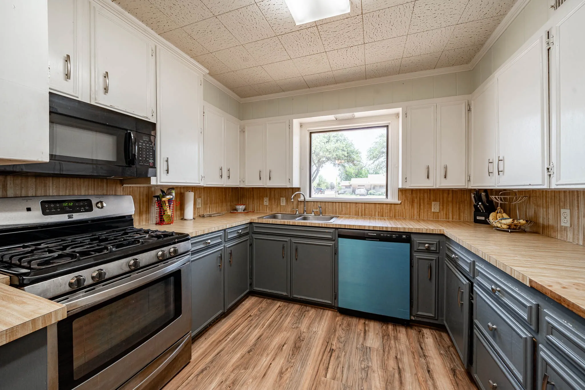 Single Family Residence For Sale in Jones County , 514 W Lake Drive, Hamlin, Texas 79520, 5 Bedroom, 2 Bathroom, 1 Garage spaces, 3,238 Sqft, built in 1970, mls#21272700, Real Estate Agent in Hamlin, Homes For Sale in Jones county, Homes For Sale in Hamlin, Realtor in Hamlin Texas, Real Estate Brokerage Independent Realty Texas, Luminita Cordes Realtor